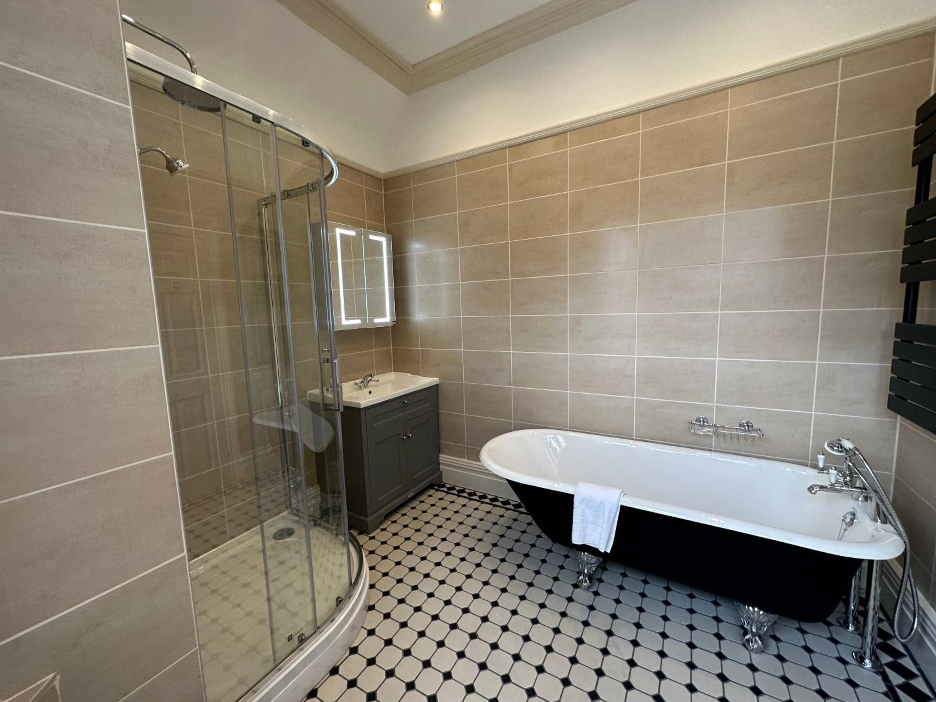 Deluxe Double Room with Bath - Photo 7