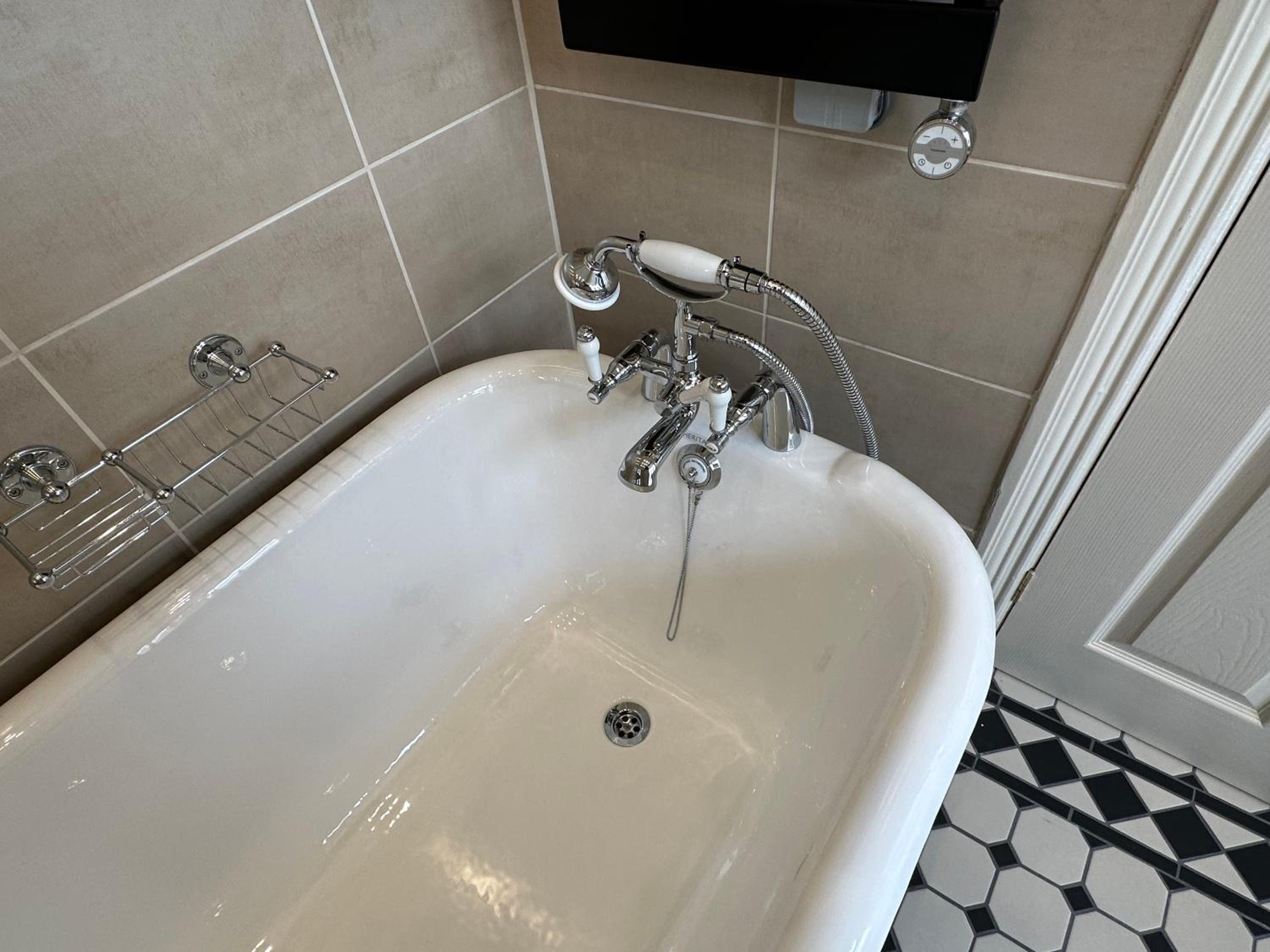 Deluxe Double Room with Bath - Photo 8