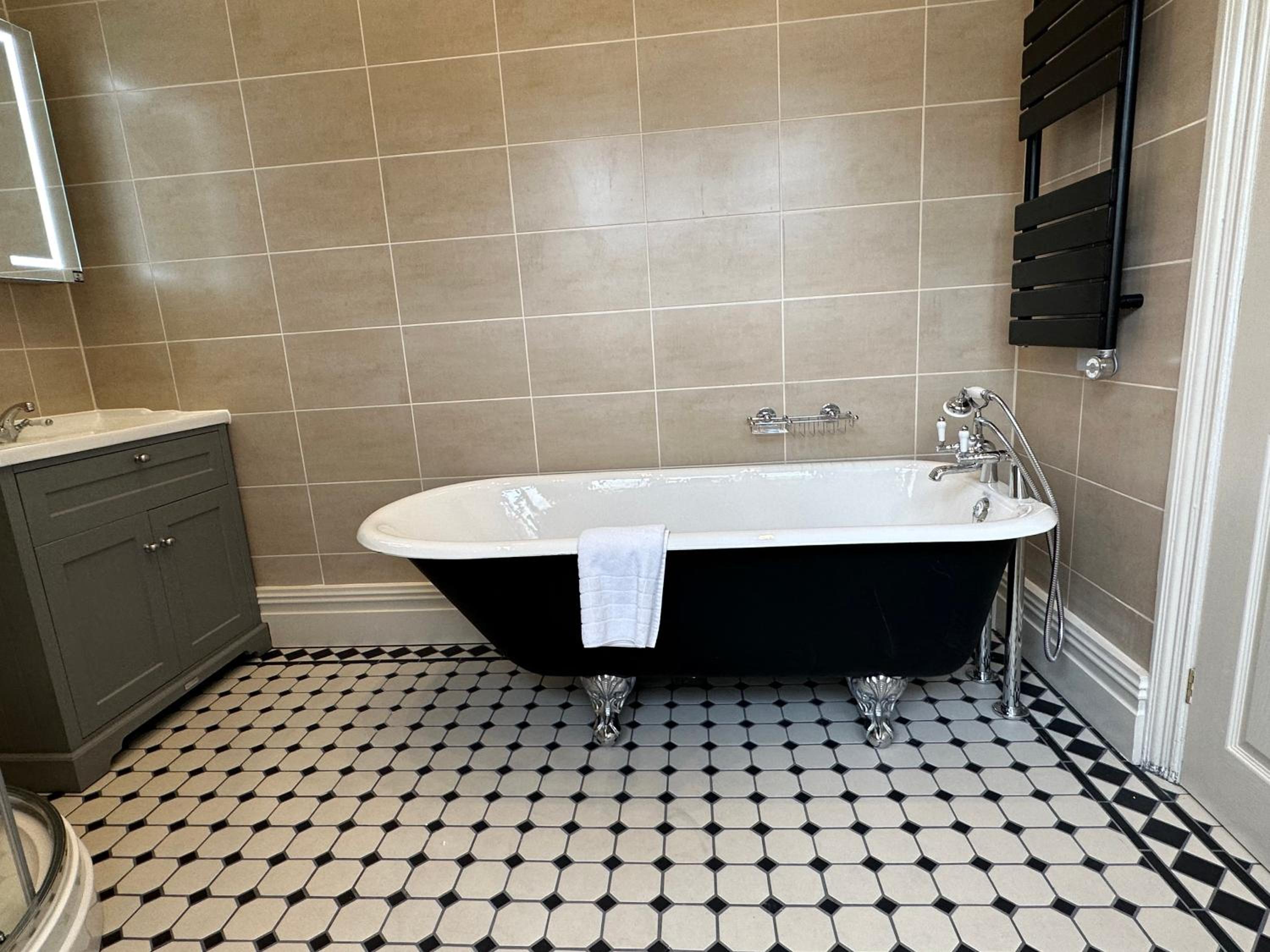 Deluxe Double Room with Bath - Photo 9