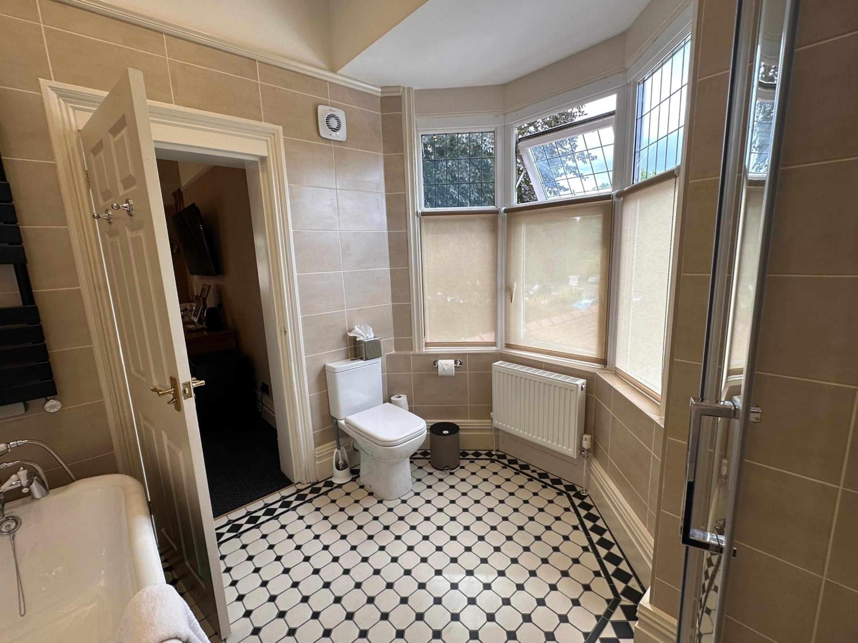 Deluxe Double Room with Bath - Photo 10
