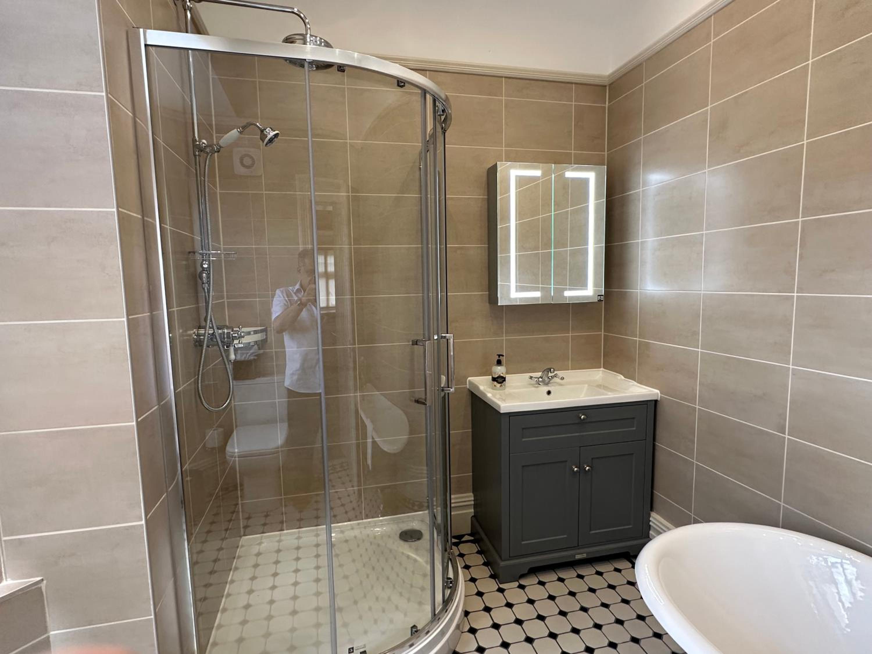Deluxe Double Room with Bath - Photo 12