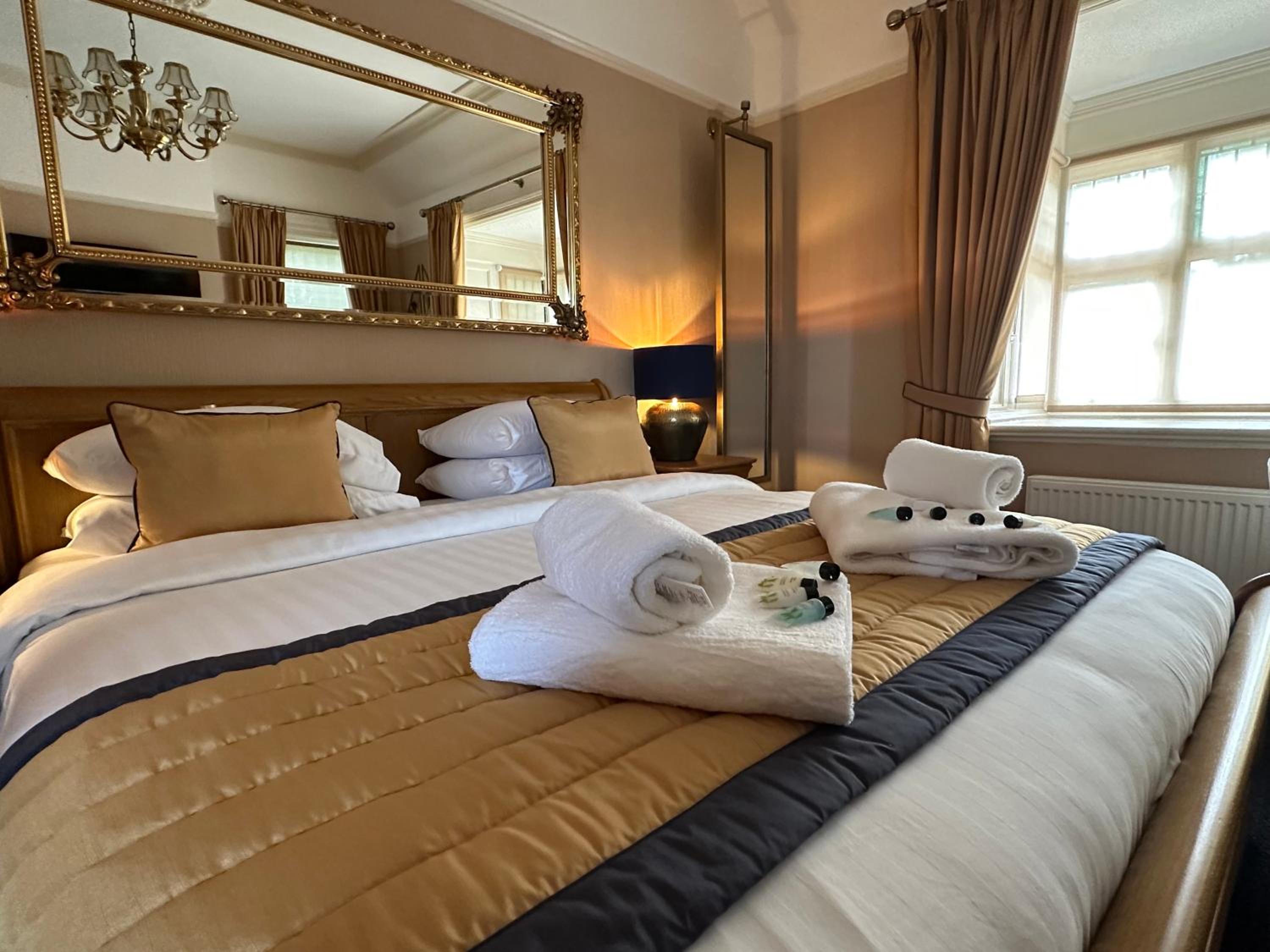Deluxe Double Room with Bath - Photo 13