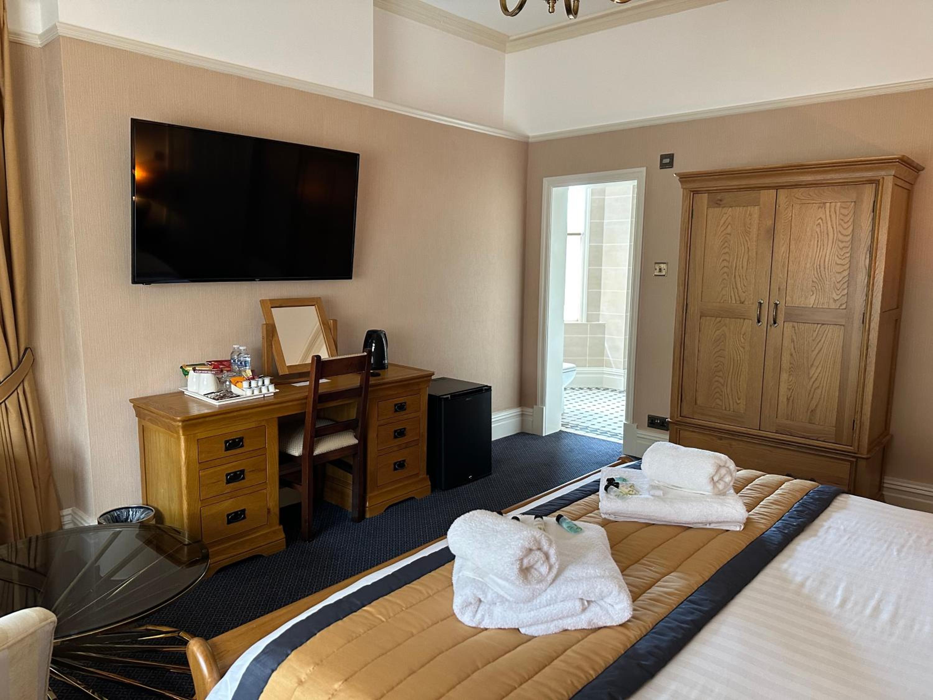 Deluxe Double Room with Bath - Photo 15