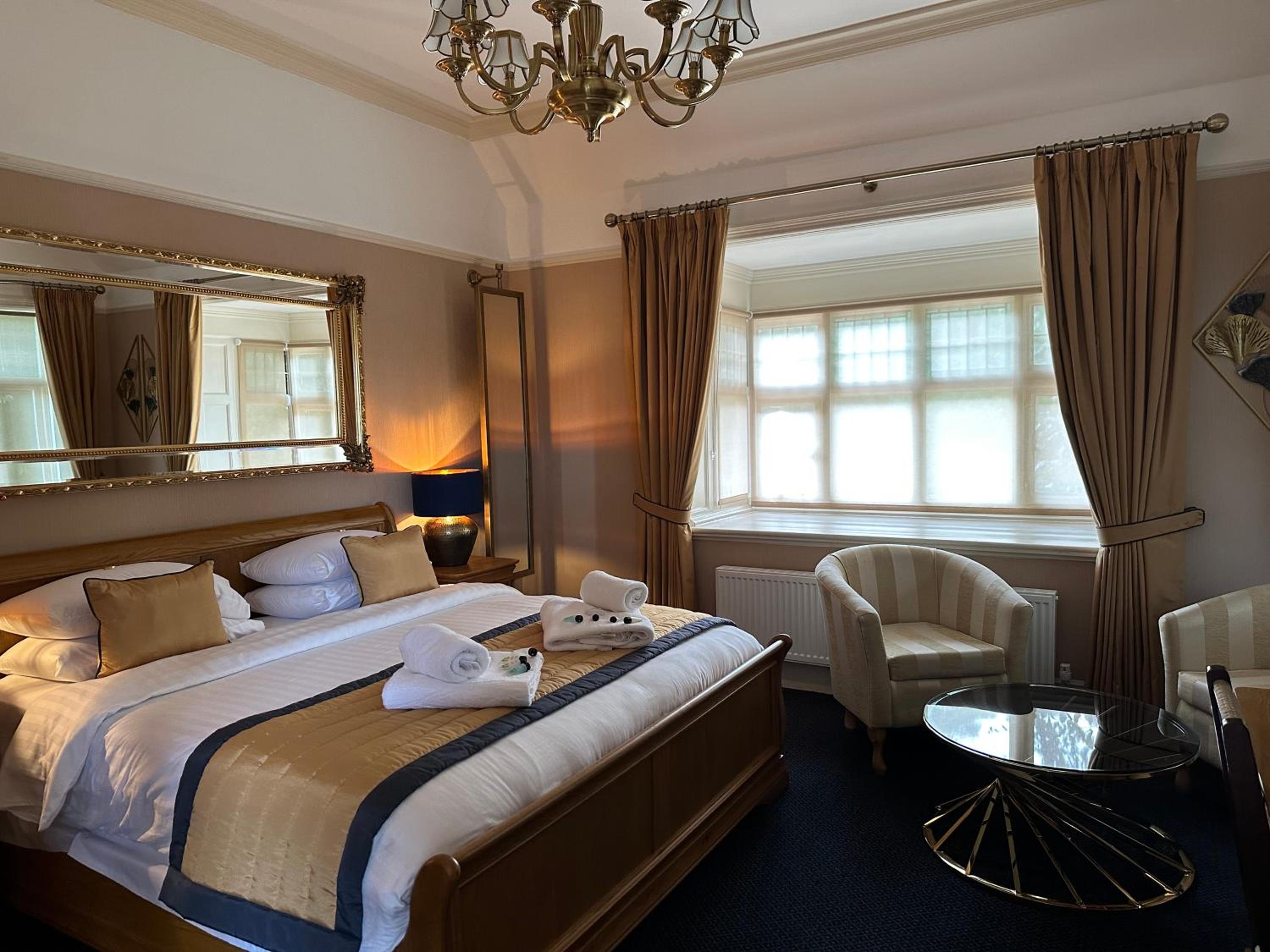 Deluxe Double Room with Bath - Photo 16