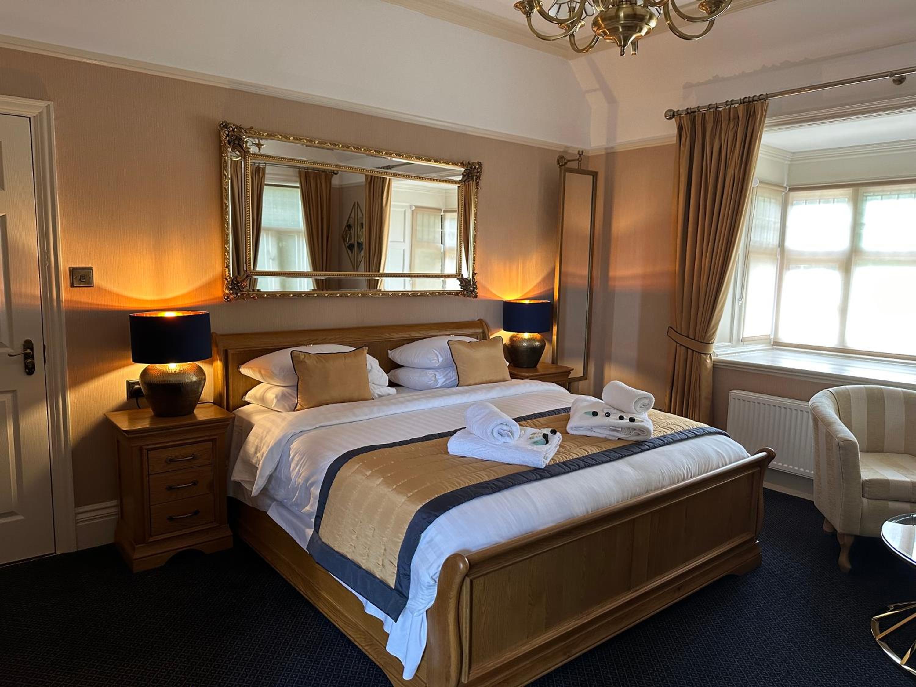 Deluxe Double Room with Bath - Photo 17