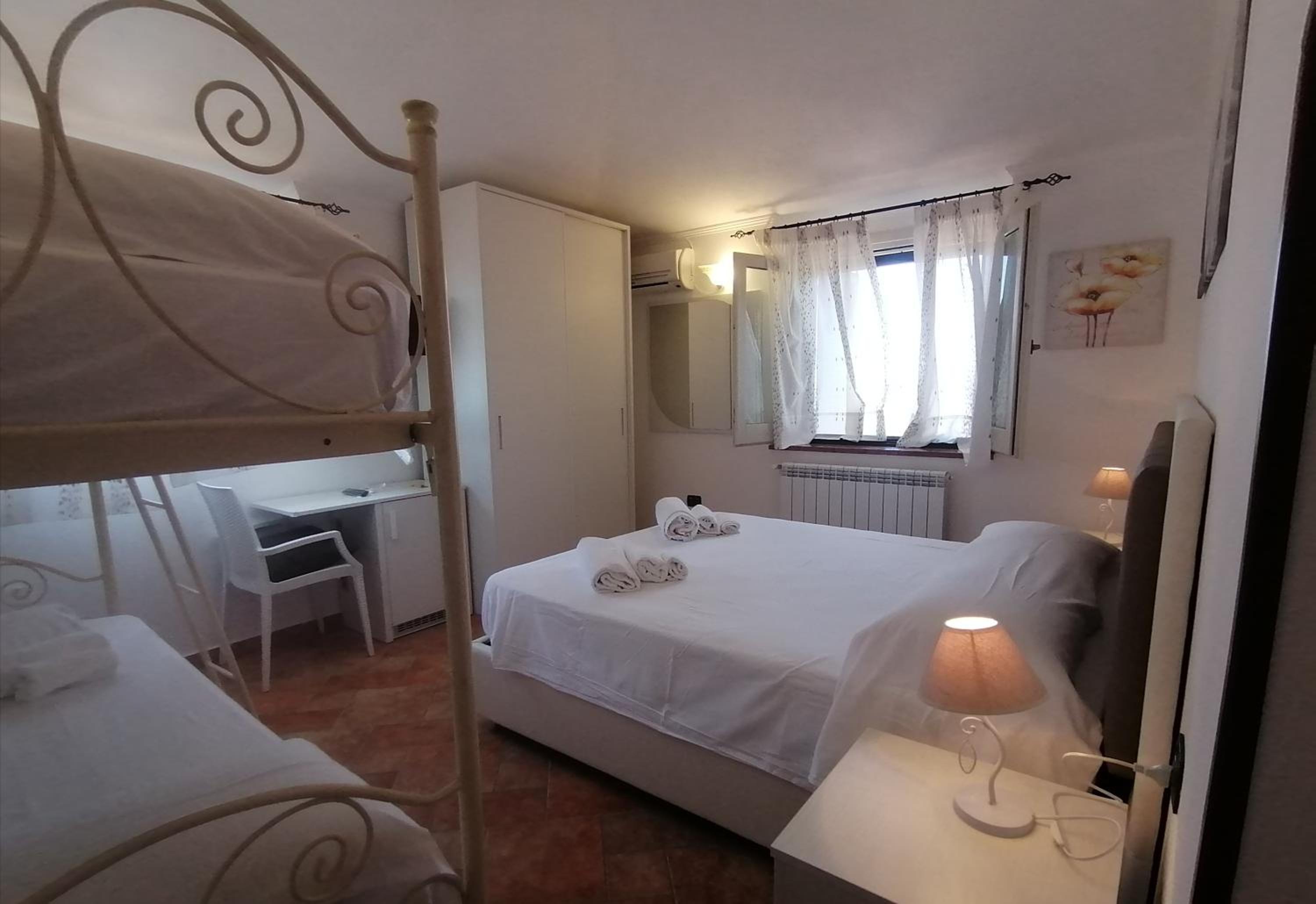 Quadruple Room with Private Bathroom photo 1