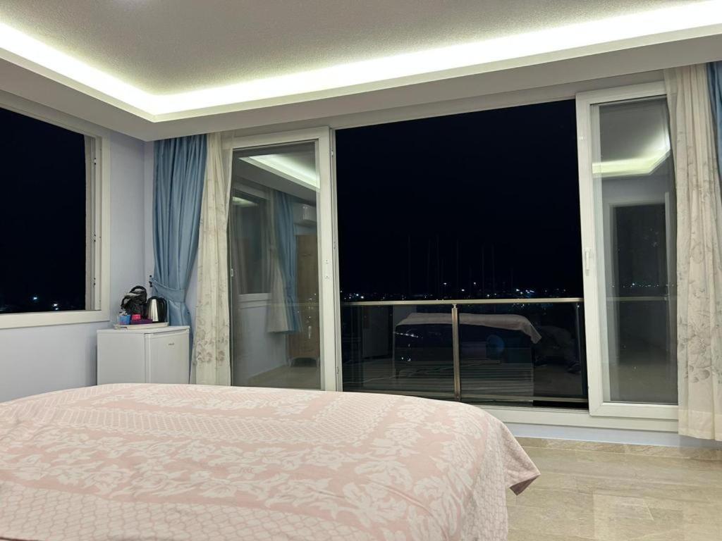 Deluxe Double Room with Sea View - Photo 4