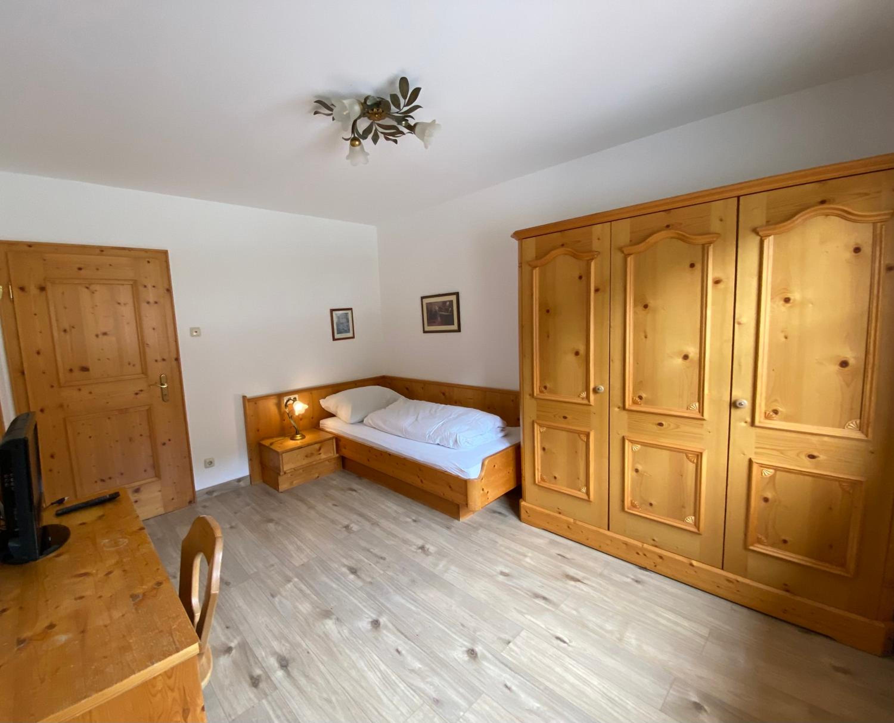 Single Room with Bathroom photo 1