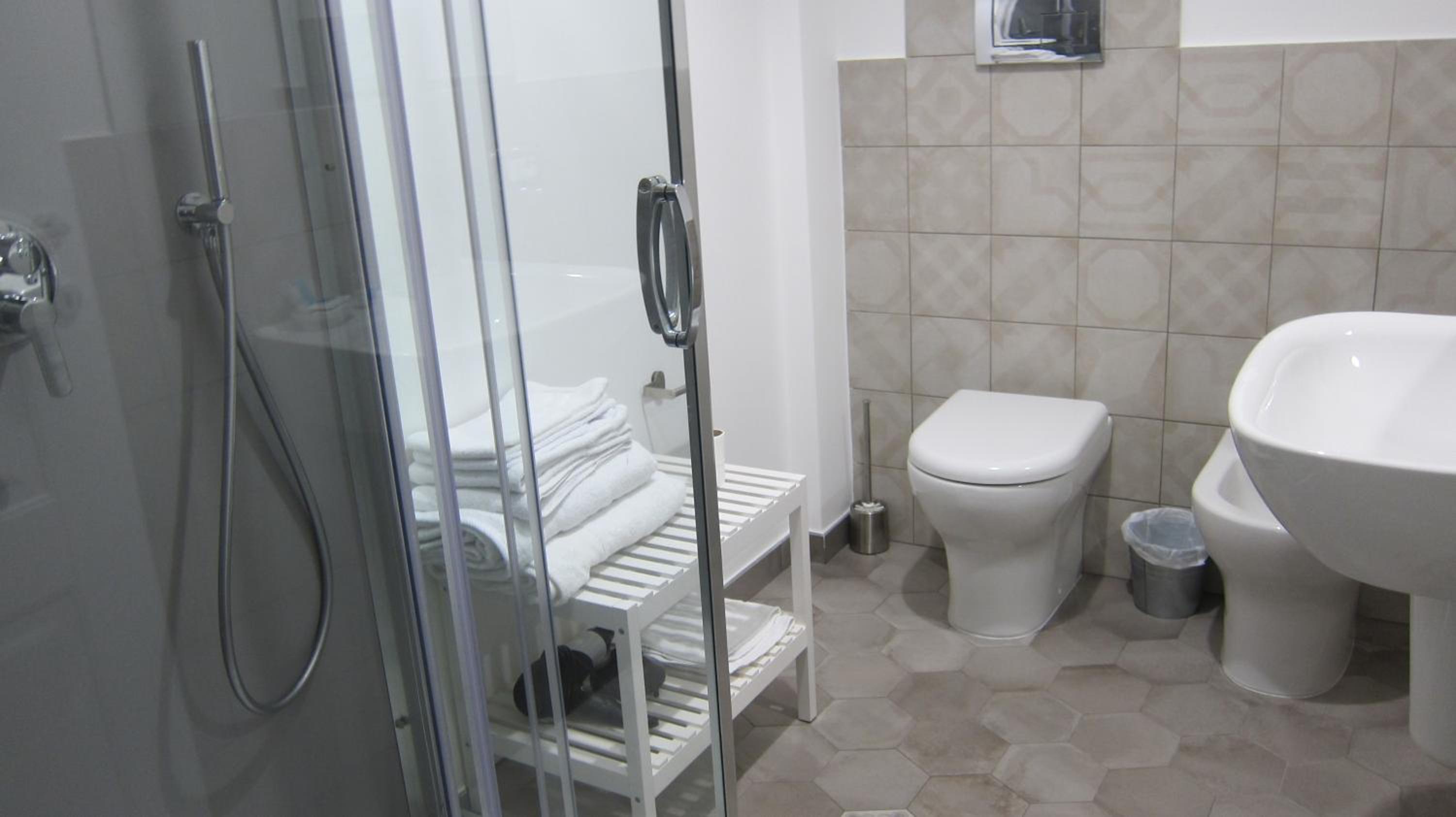 Double Room - Photo 7