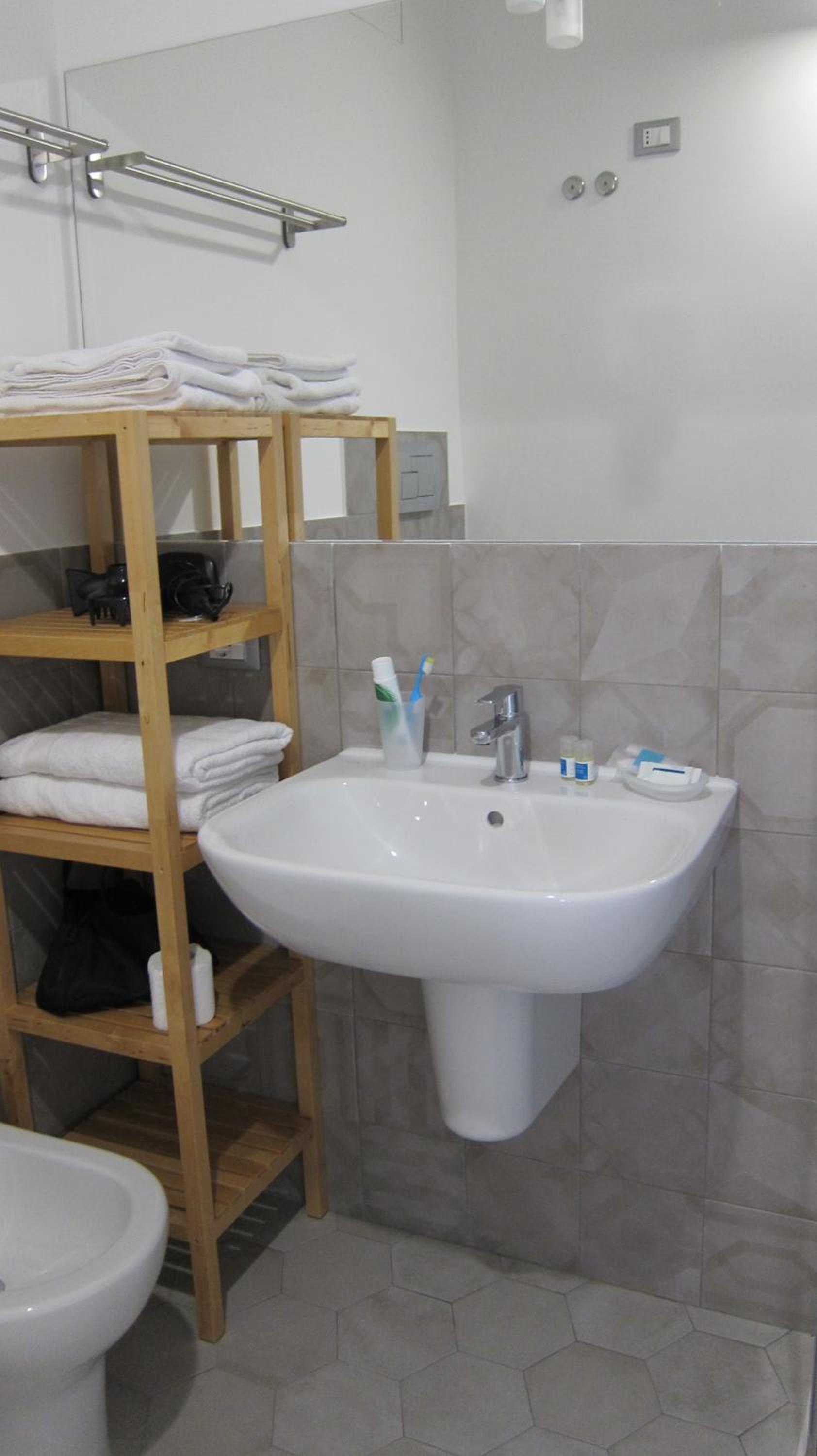 Double Room - Photo 9