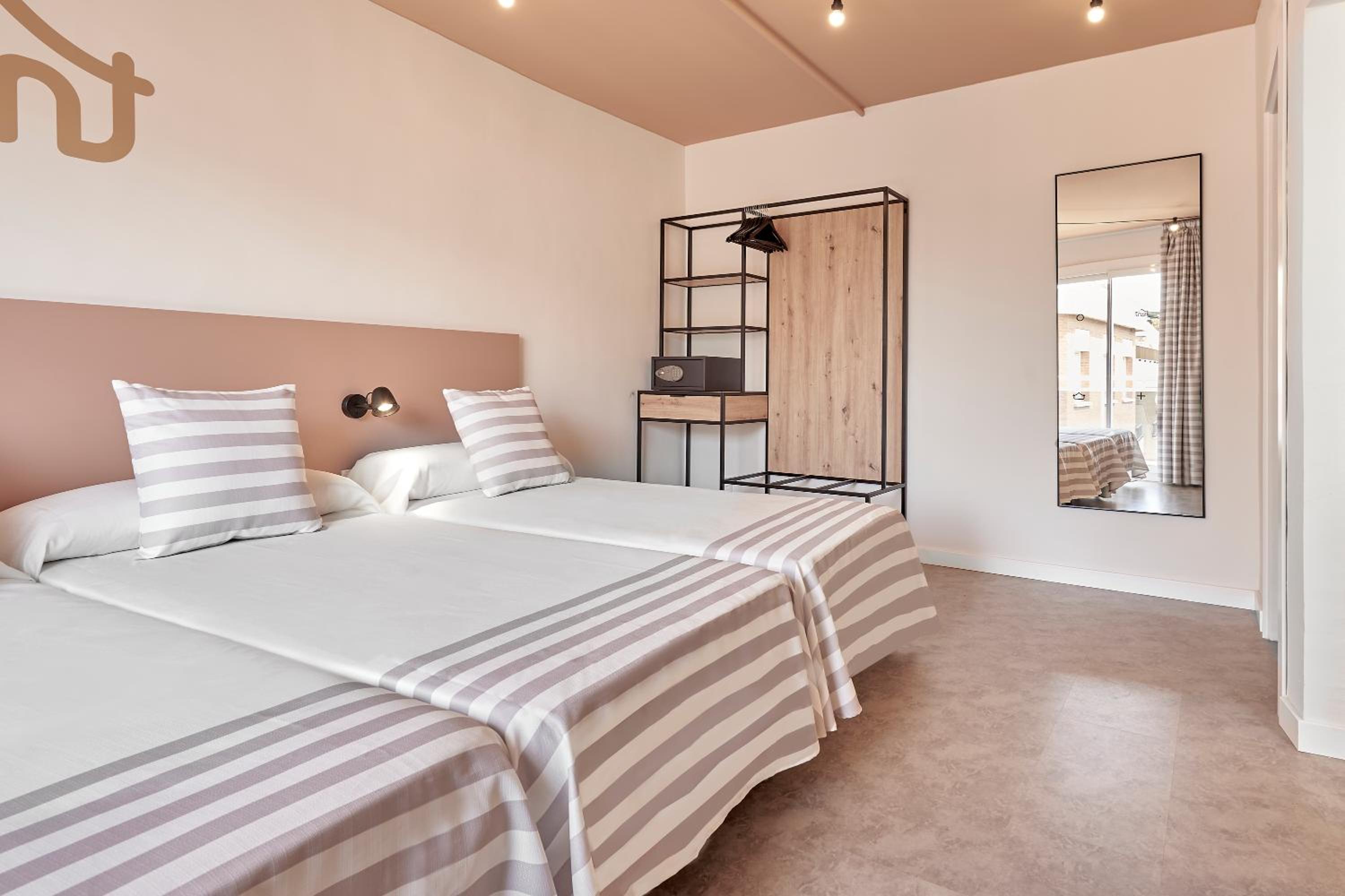 Standard Twin Room - Photo 3