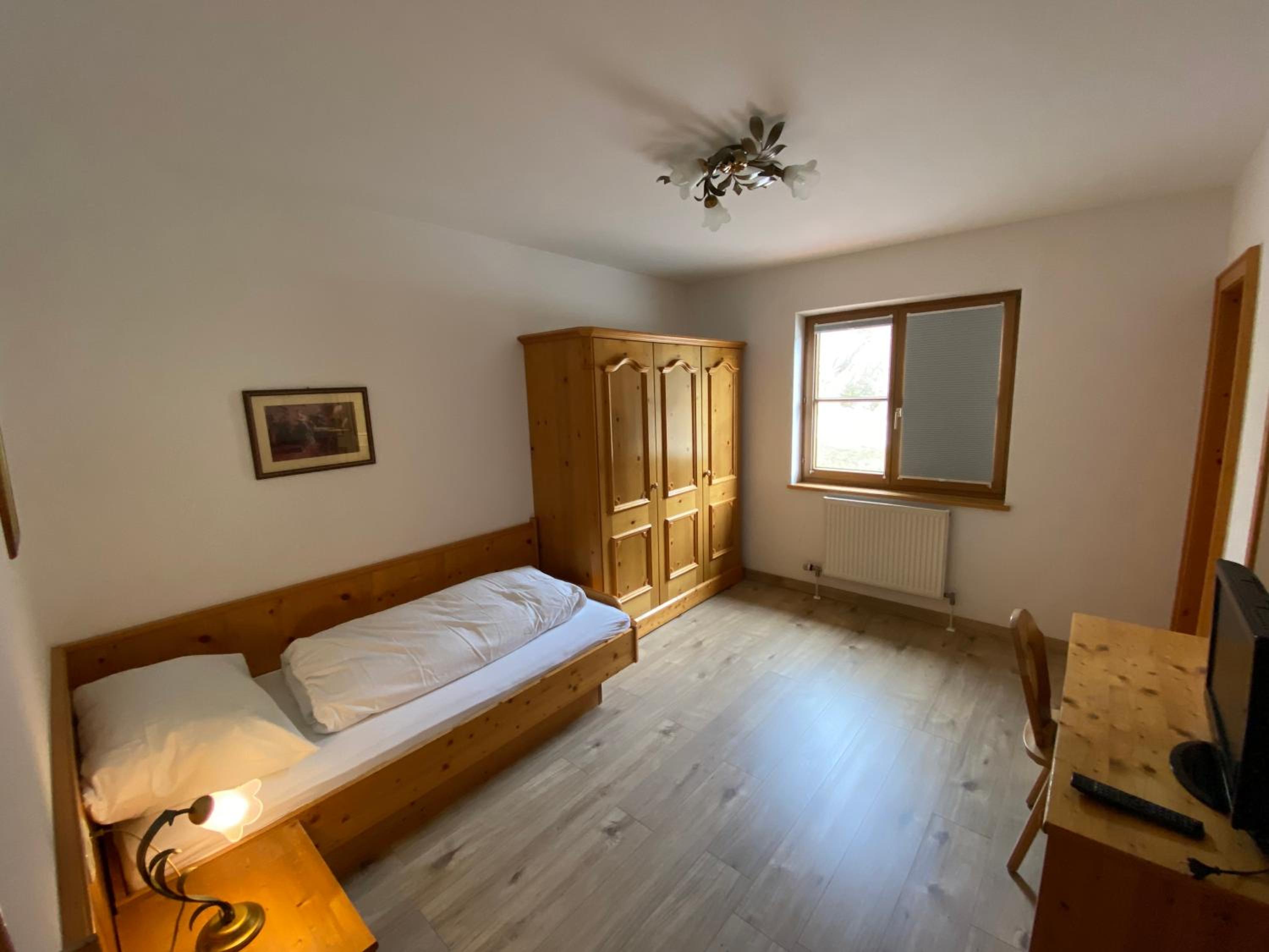 Single Room with Bathroom photo 3