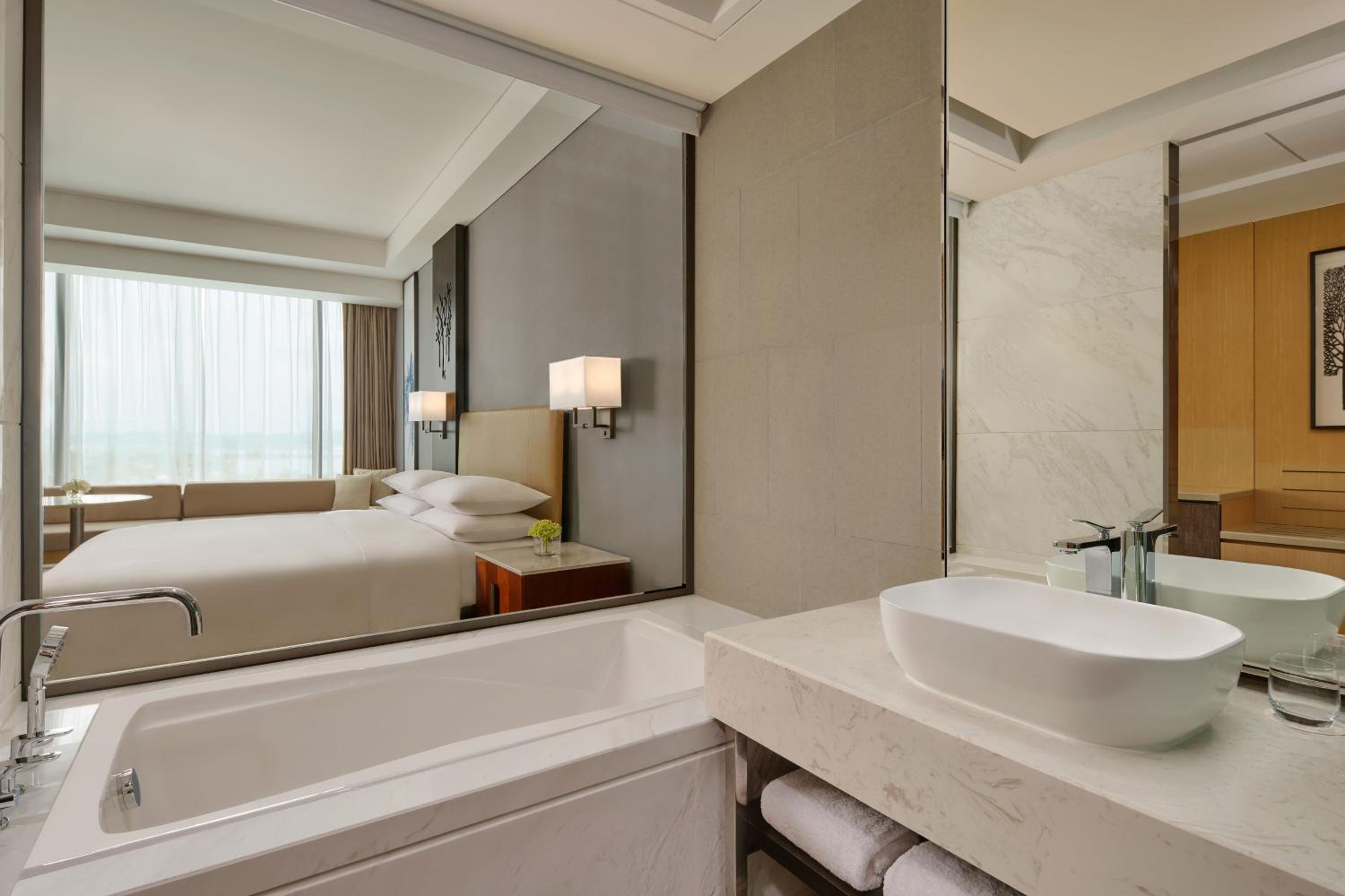 M Club lounge access, Deluxe Guest room, 1 King   - Photo 3