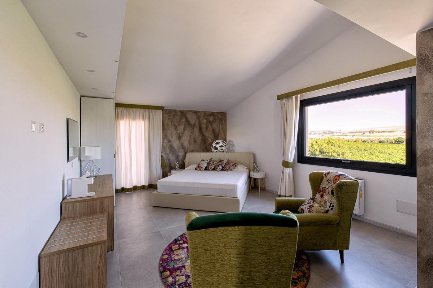 Deluxe Double Room with Bath photo 3