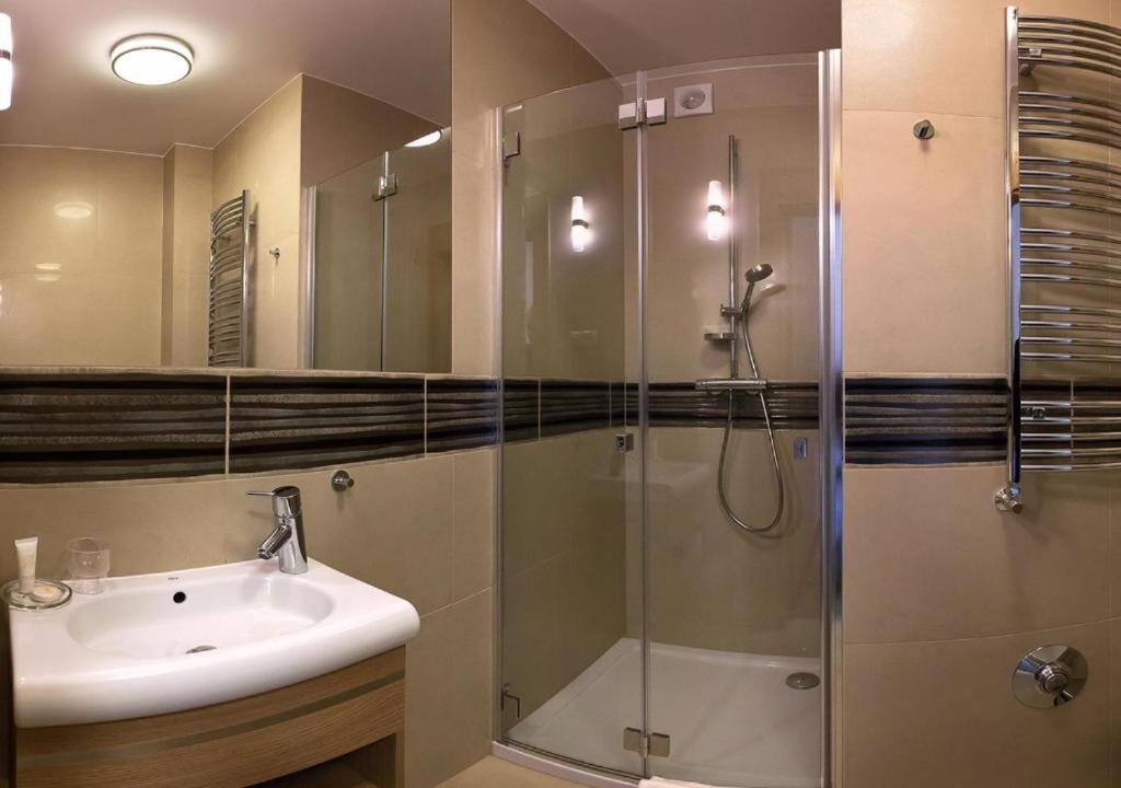 Twin Room with Extra Bed - Photo 2