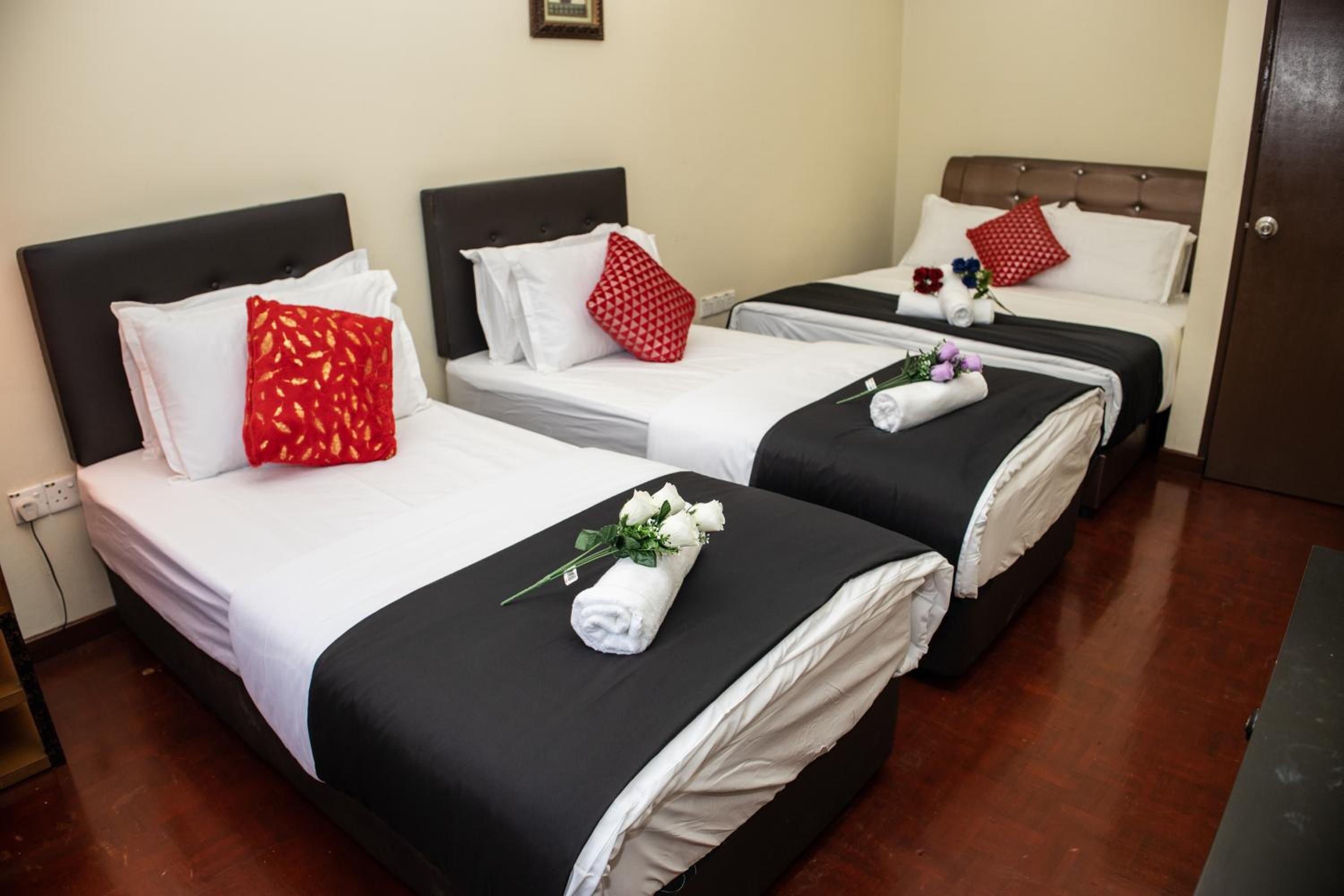 Quadruple Room with Private Bathroom - Photo 5
