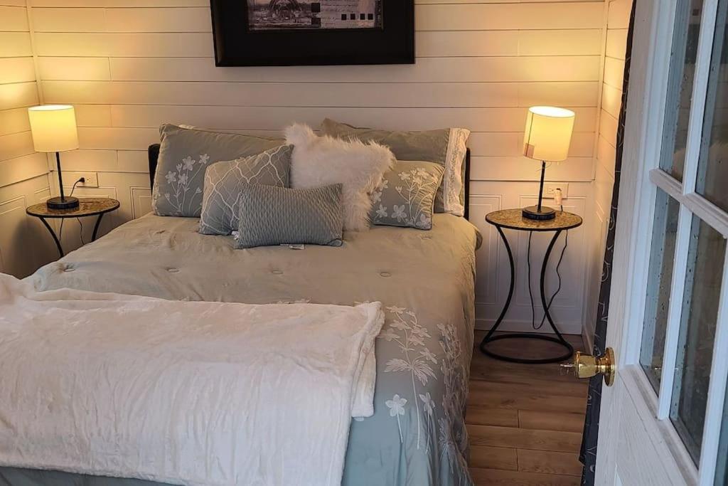 Queen Room With Shared Bathroom photo 1