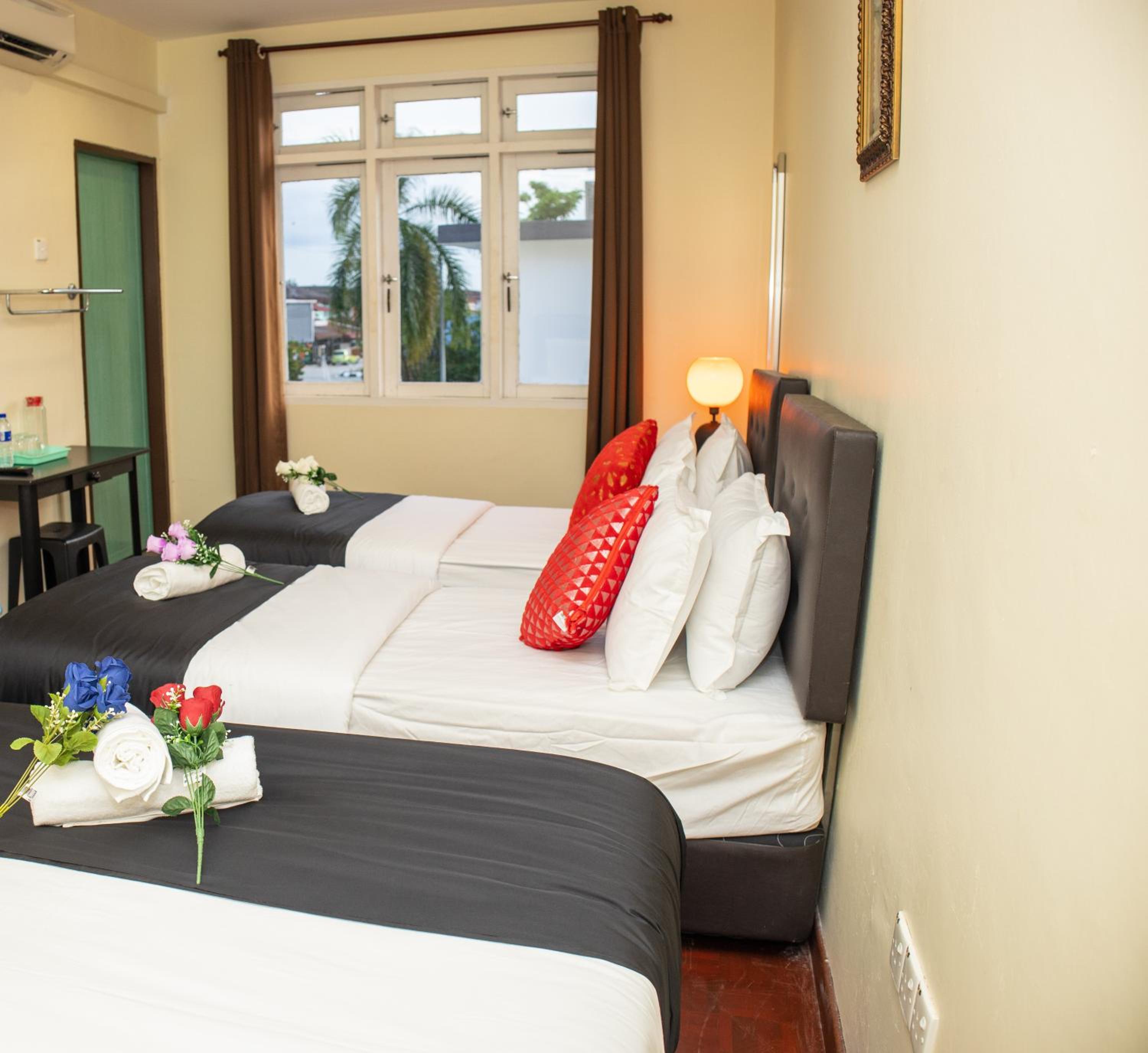 Quadruple Room with Private Bathroom - Photo 4