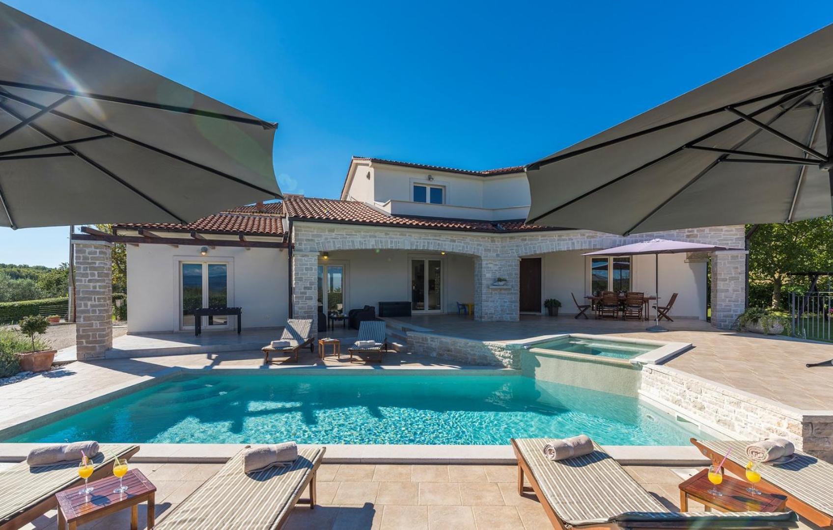 Villa photo 2