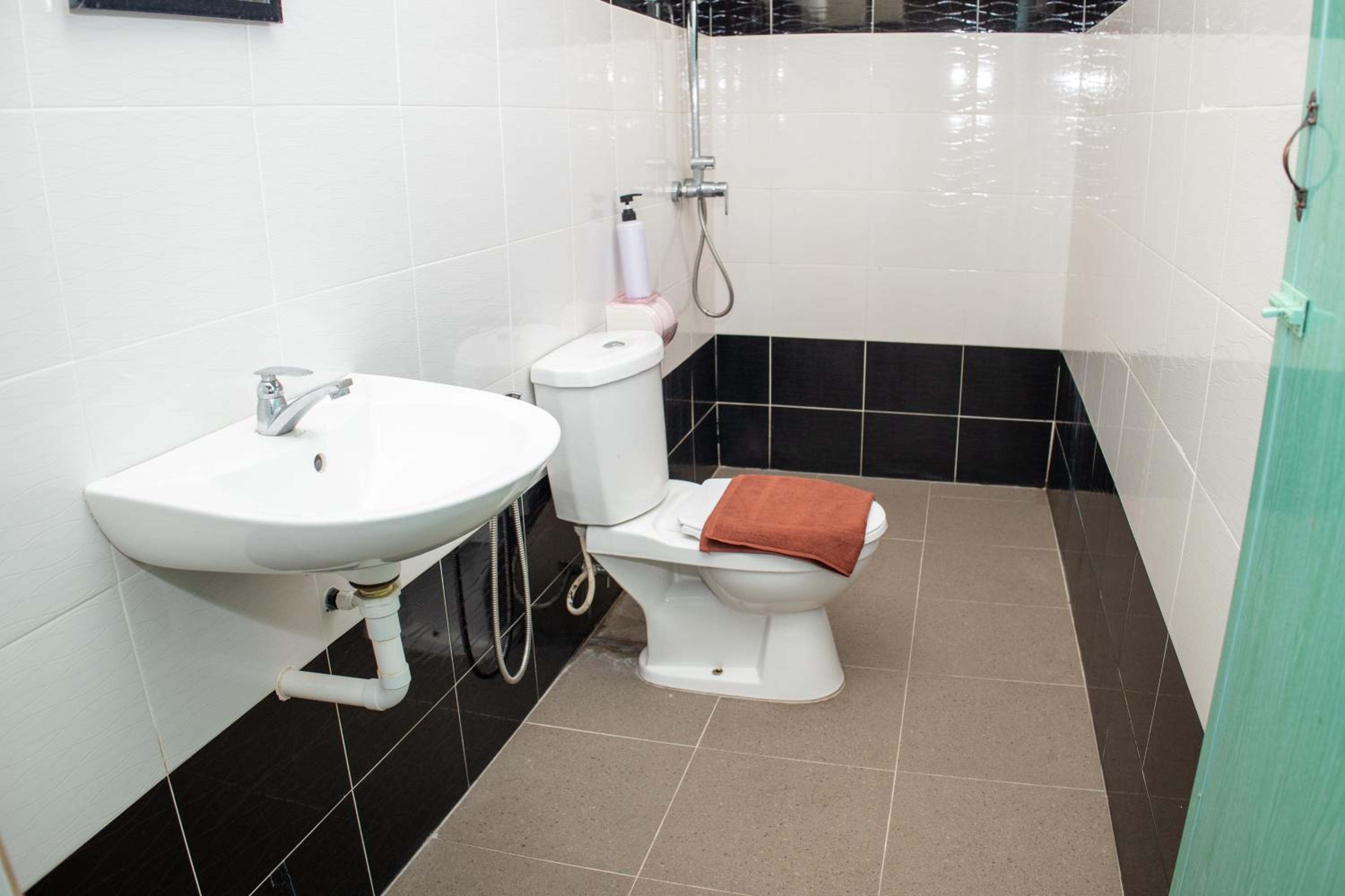 Quadruple Room with Private Bathroom - Photo 6
