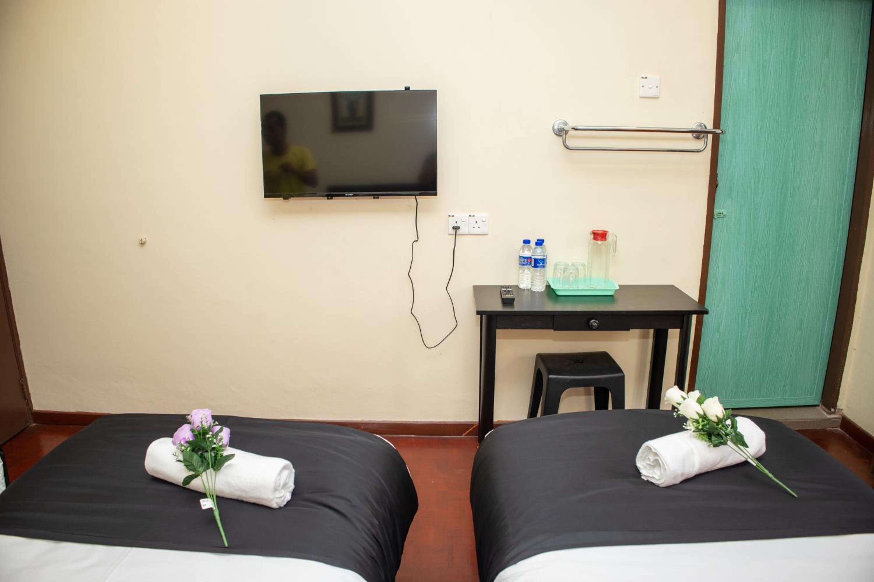 Quadruple Room with Private Bathroom - Photo 7