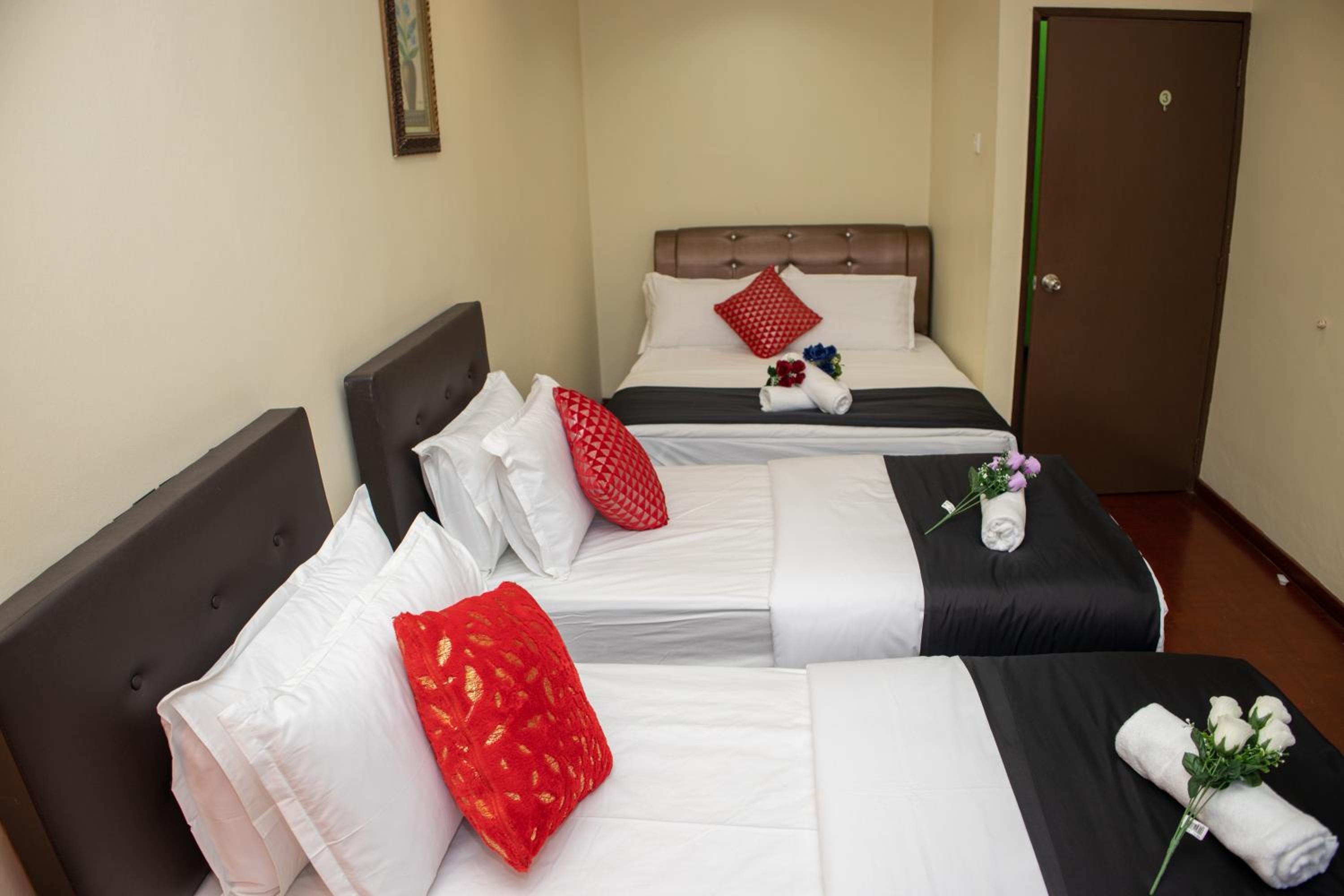 Quadruple Room with Private Bathroom - Photo 8