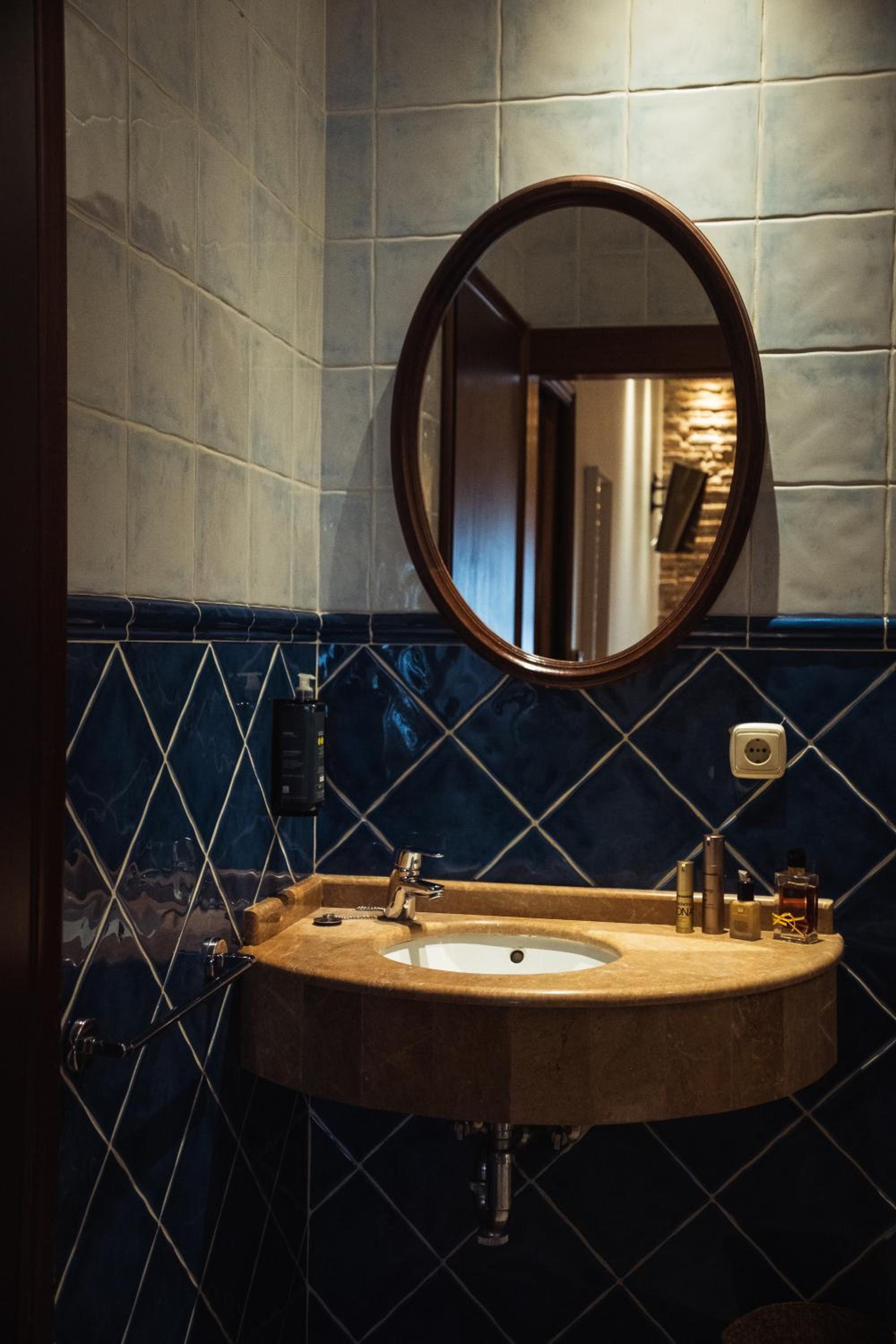 Twin Room with Private Bathroom photo 3