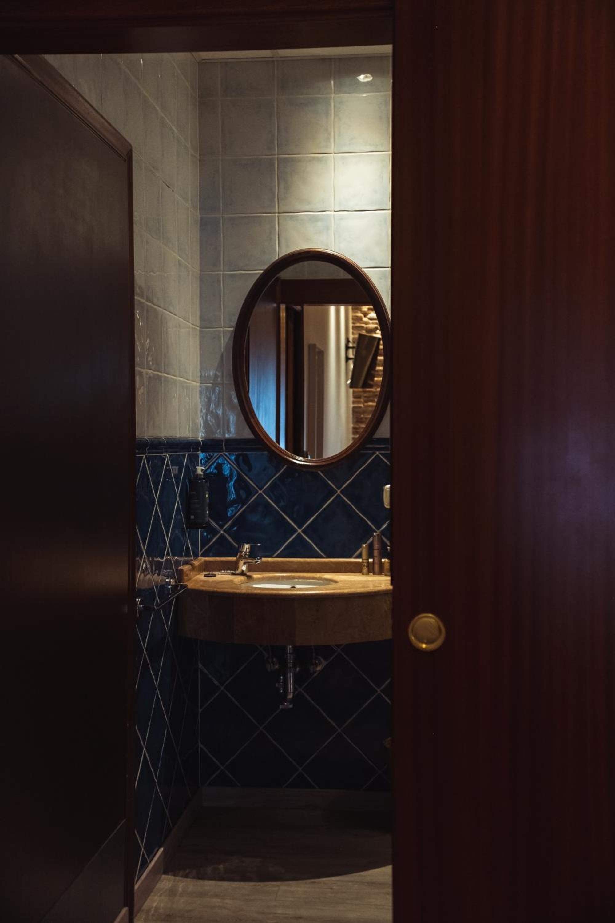 Twin Room with Private Bathroom photo 2
