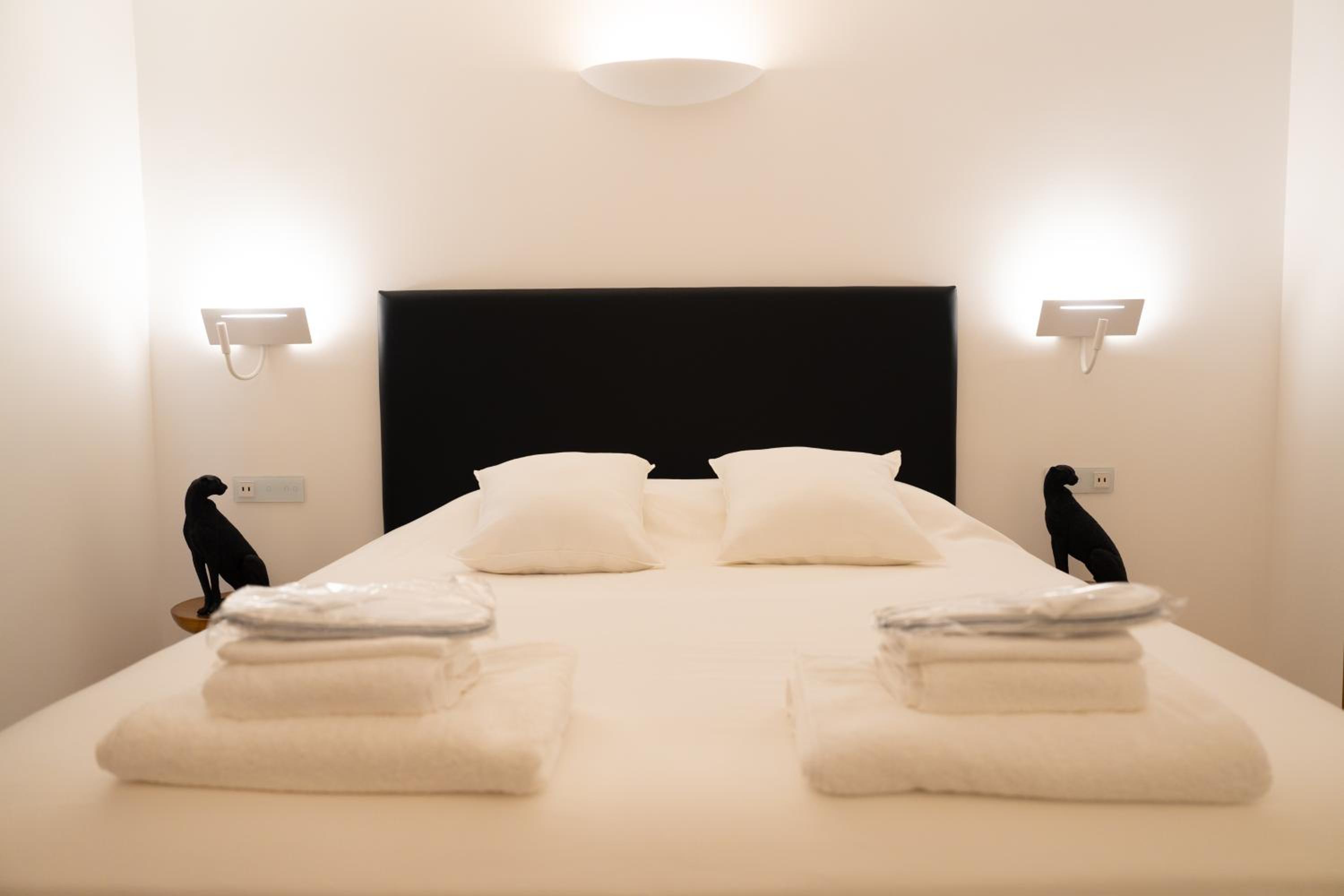 Deluxe Double Room with Balcony - Photo 3