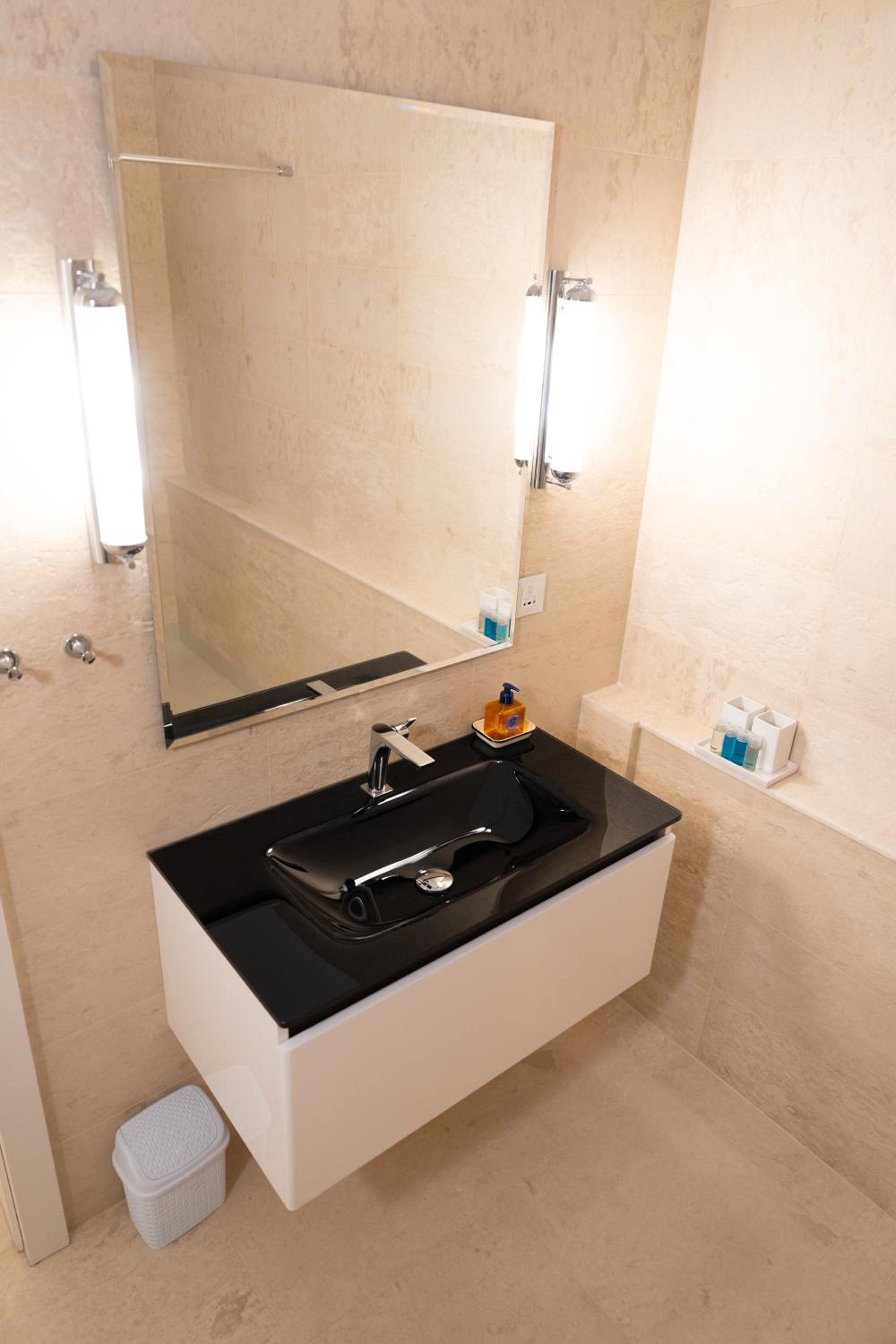 Deluxe Double Room with Balcony - Photo 11