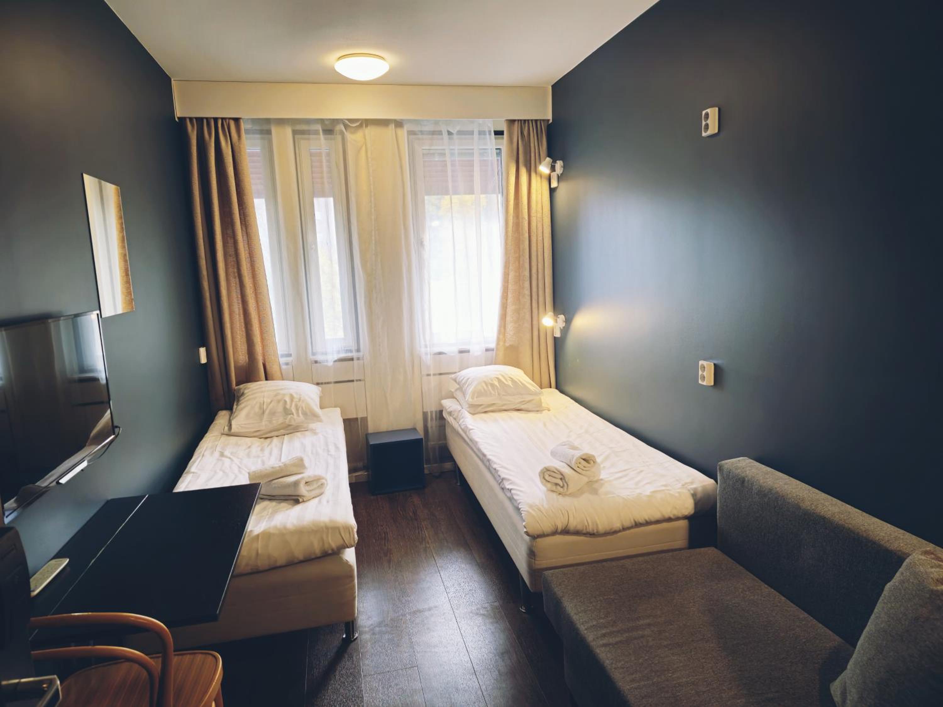 Compact Double Room with Private Bathroom Outside Room in Hall - Photo 1