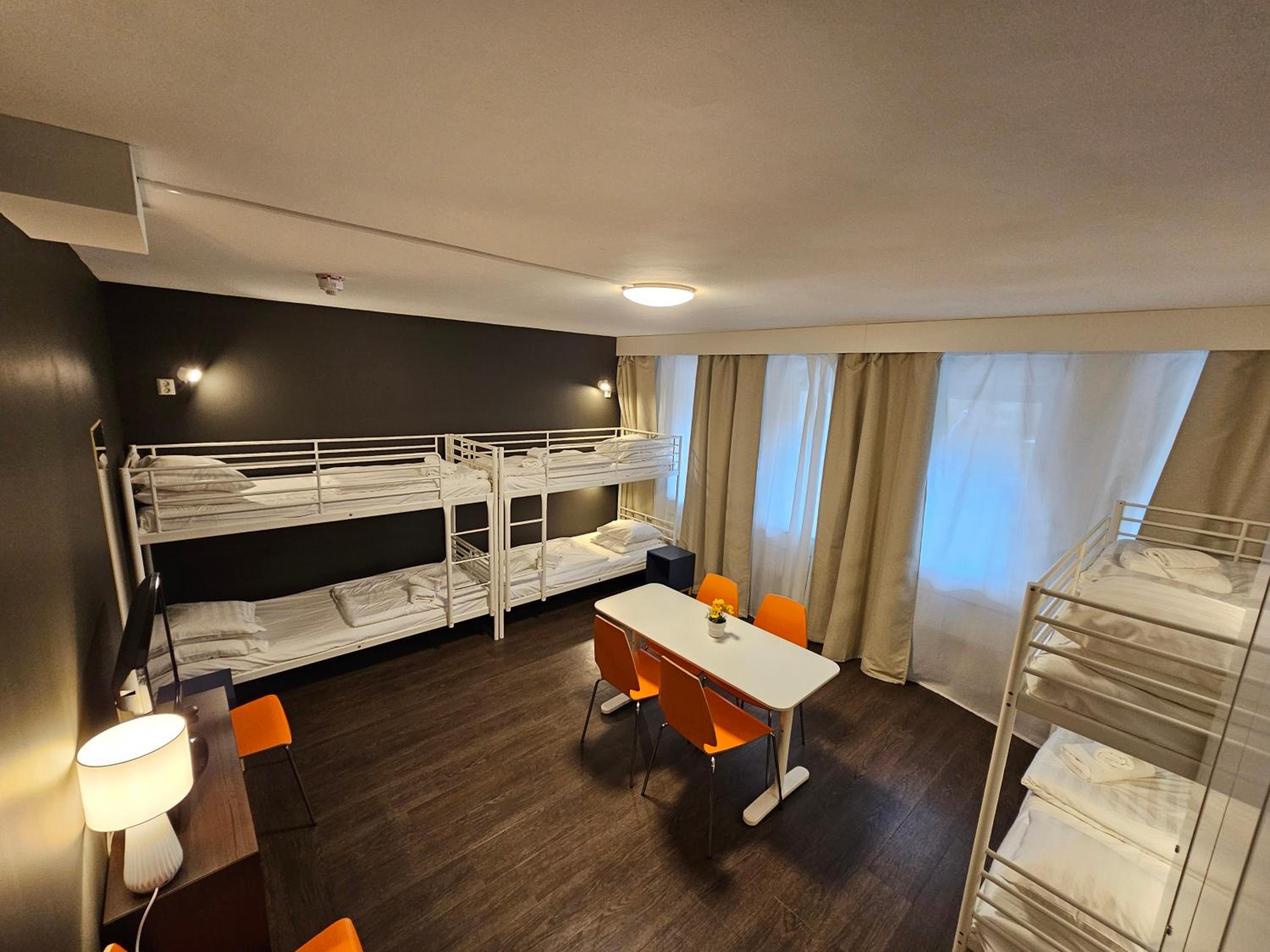 Quadruple room with Private Bathroom Outside Room in Hall - Photo 4