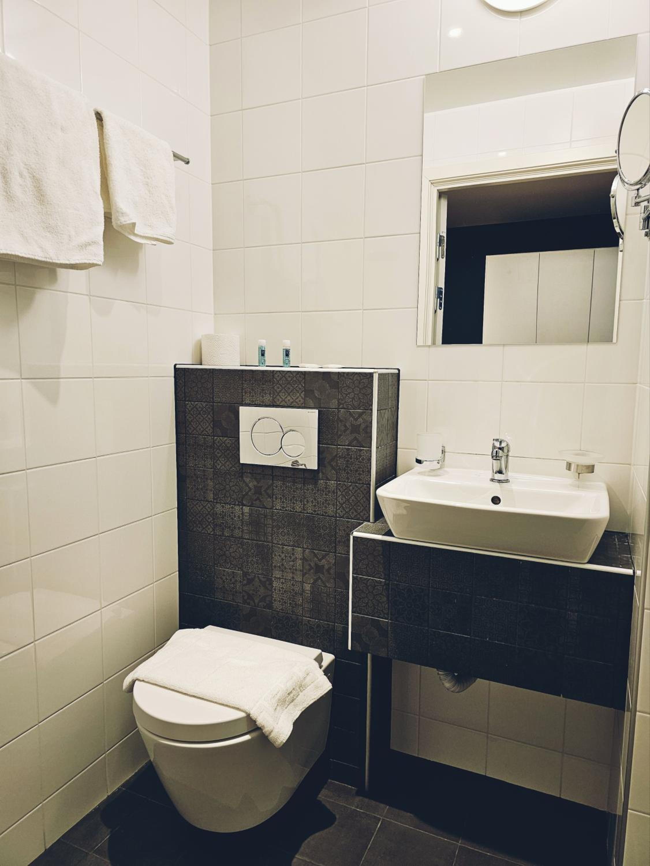 Quadruple room with Private Bathroom Outside Room in Hall - Photo 2