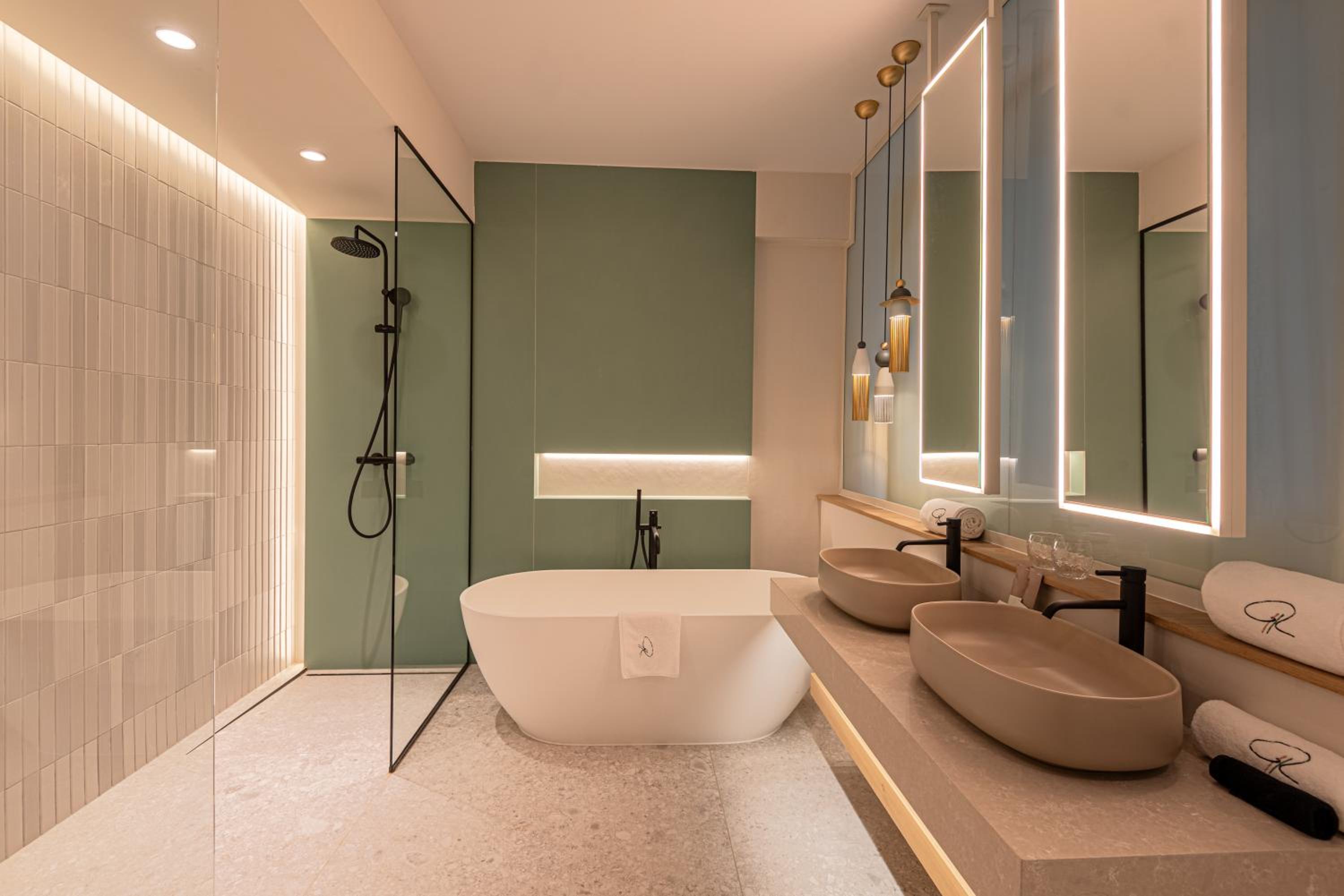 Deluxe Suite with Spa Bath - Photo 3