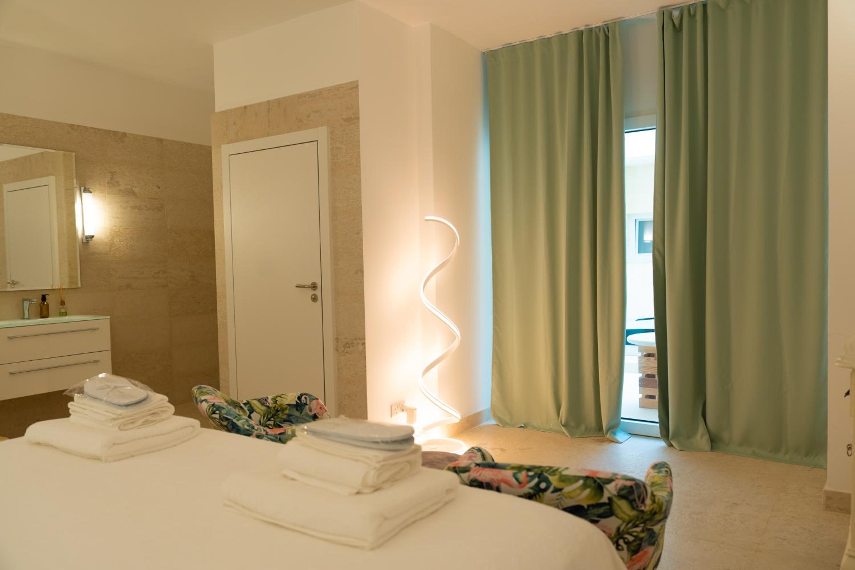Superior King Room - Photo 13
