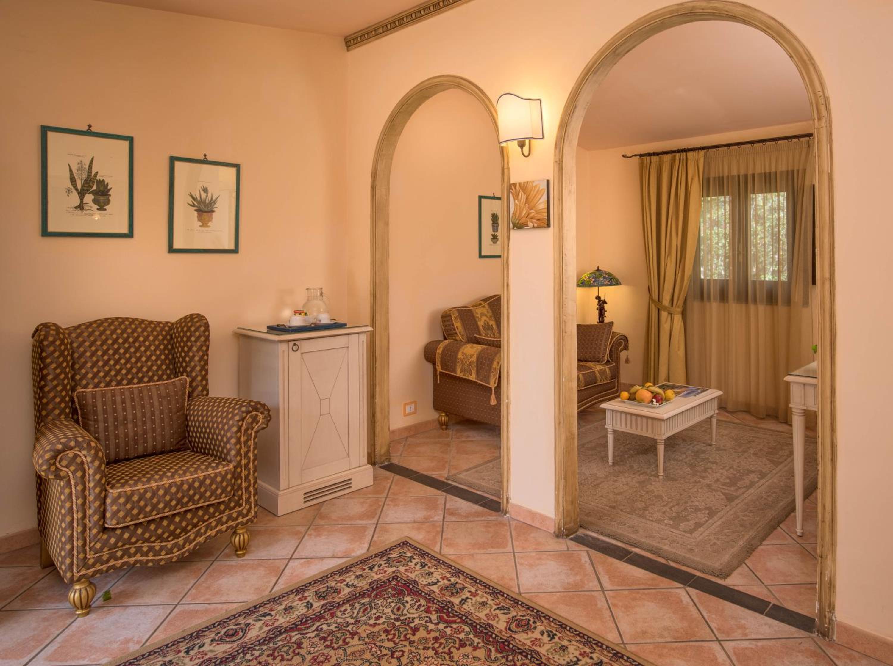 Suite - Photo 1