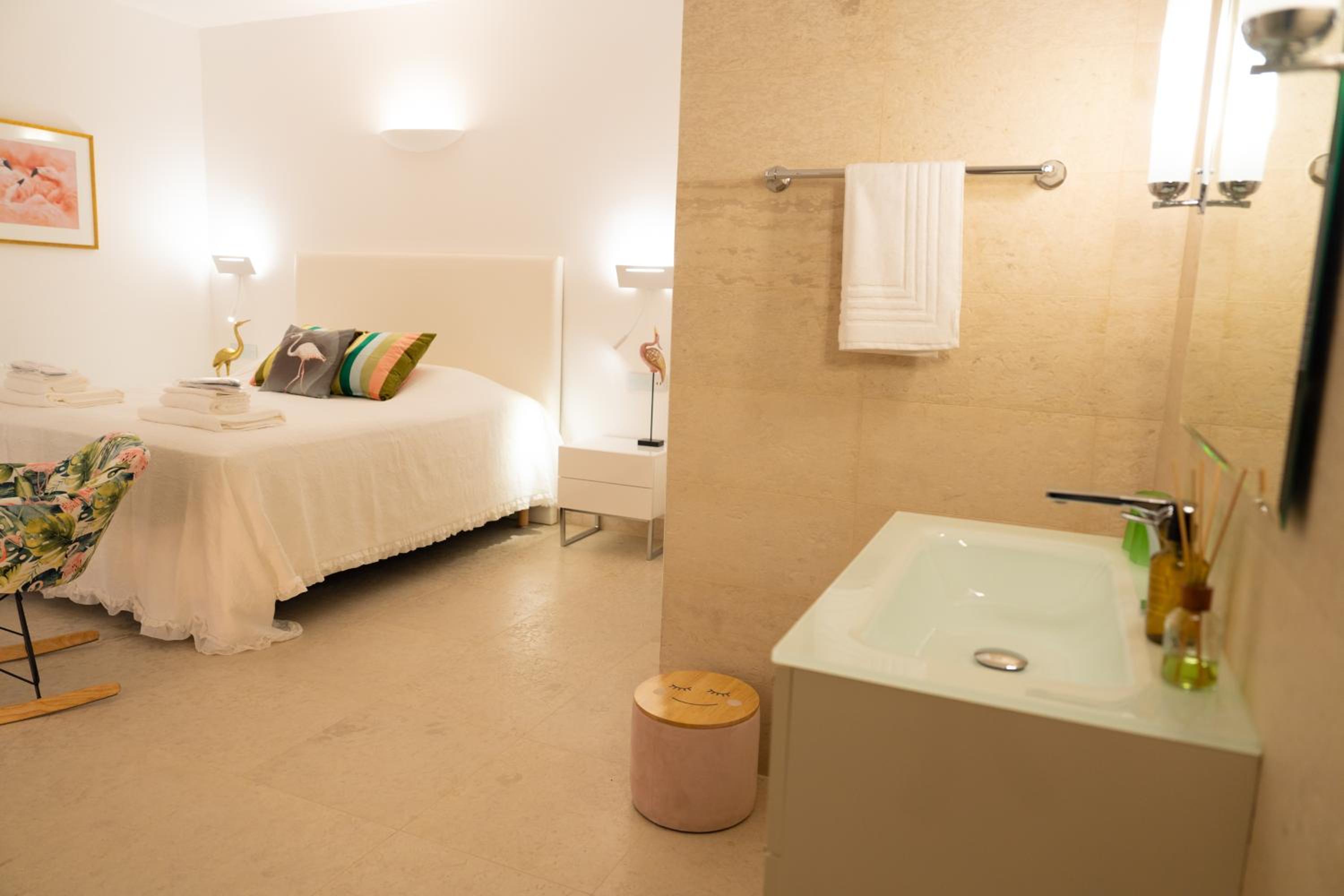 Superior King Room - Photo 11