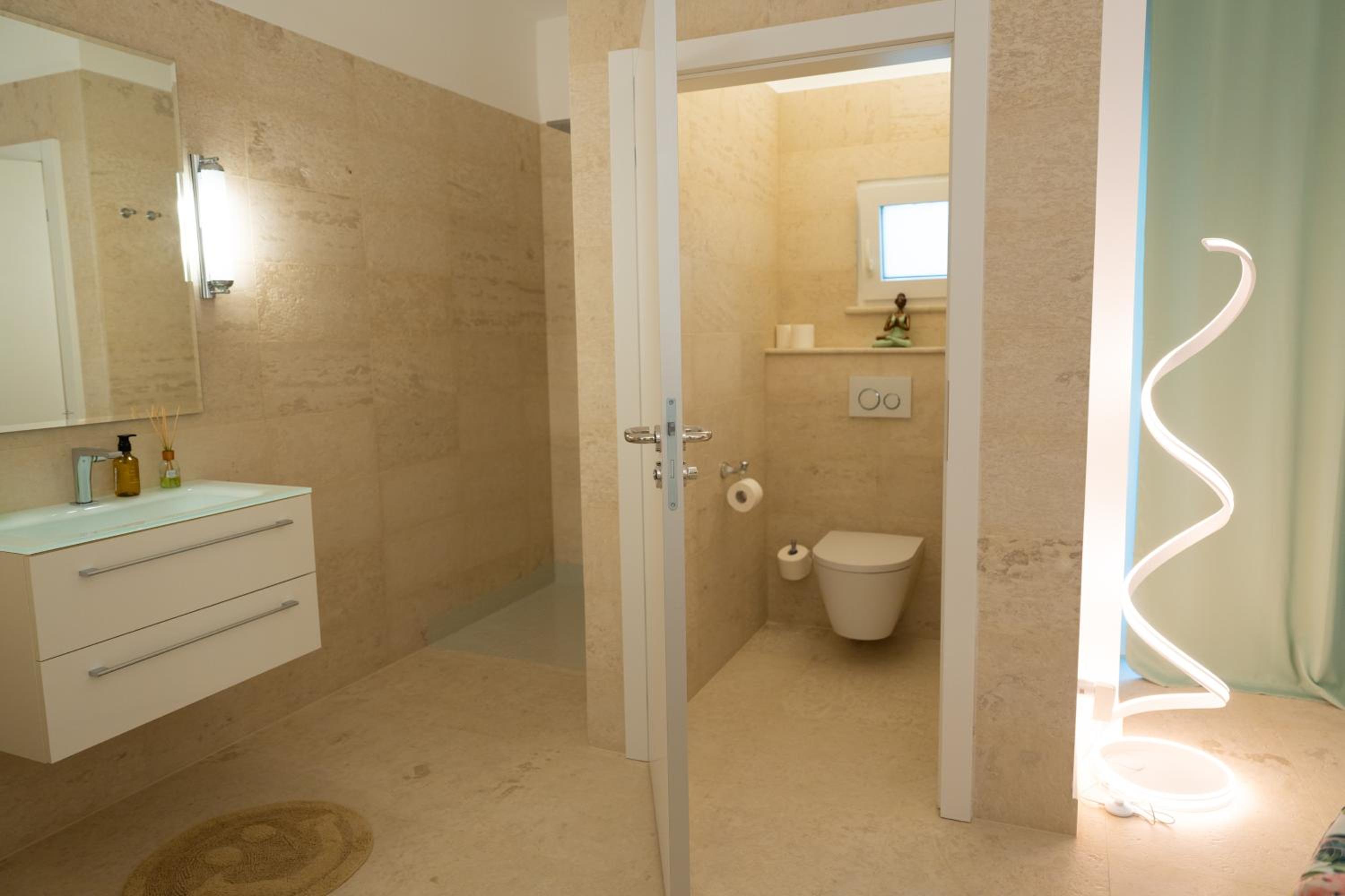 Superior King Room - Photo 3
