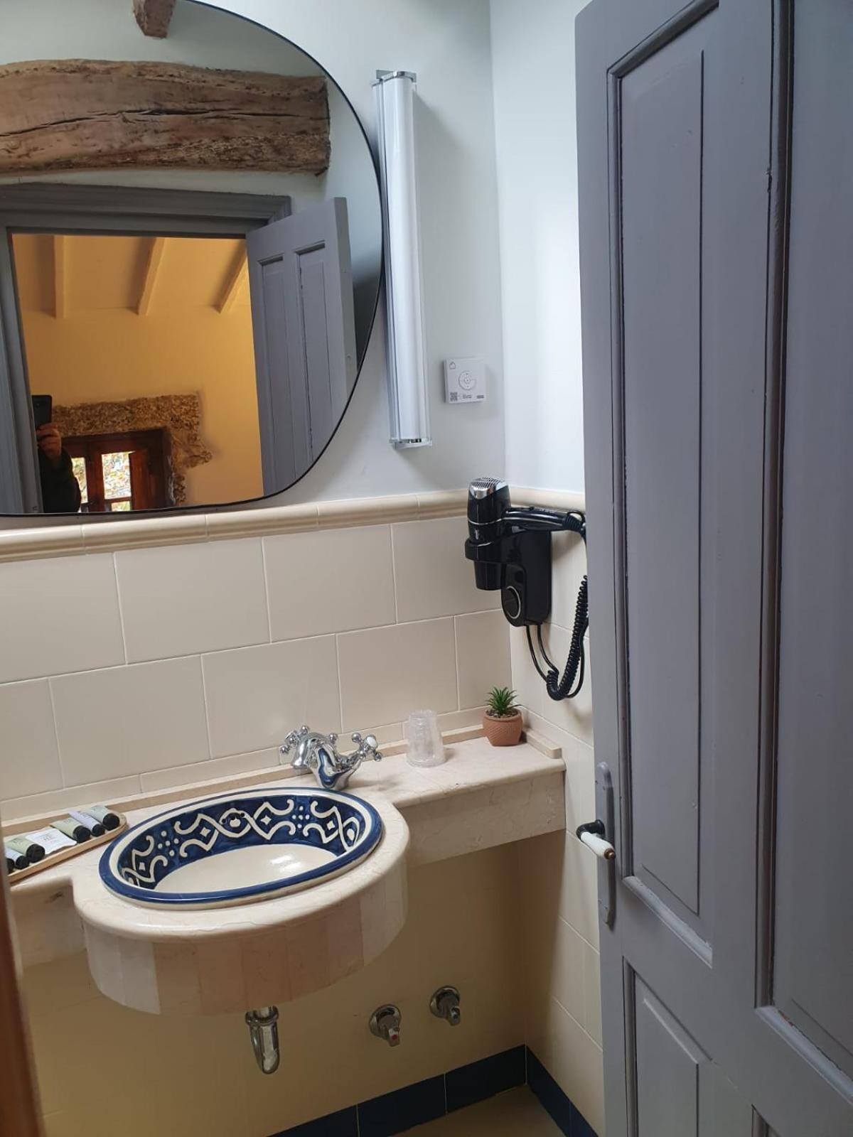 Double Room Deluxe 2-3 pax photo 3