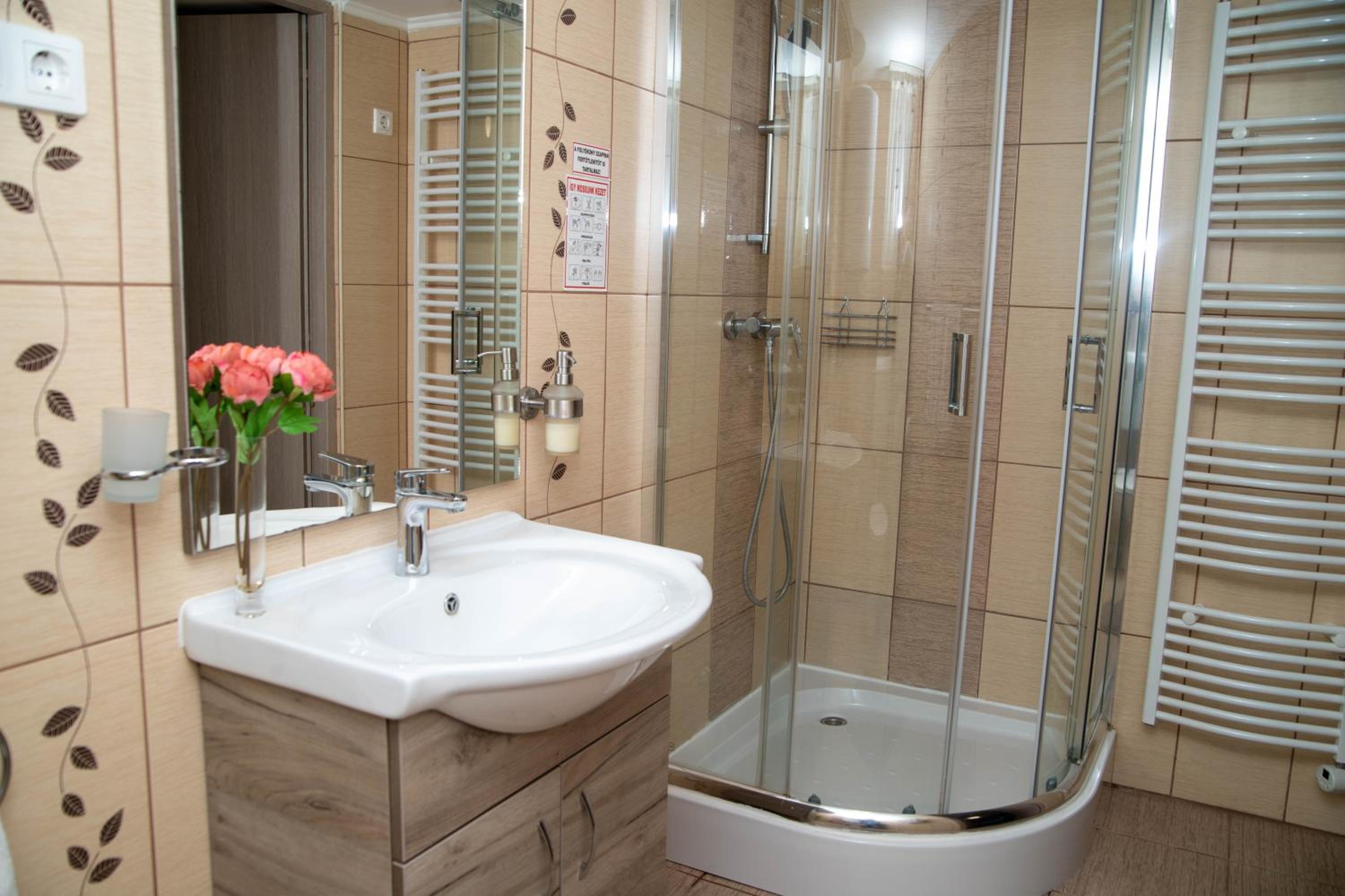 One-Bedroom Bungalow - Photo 3
