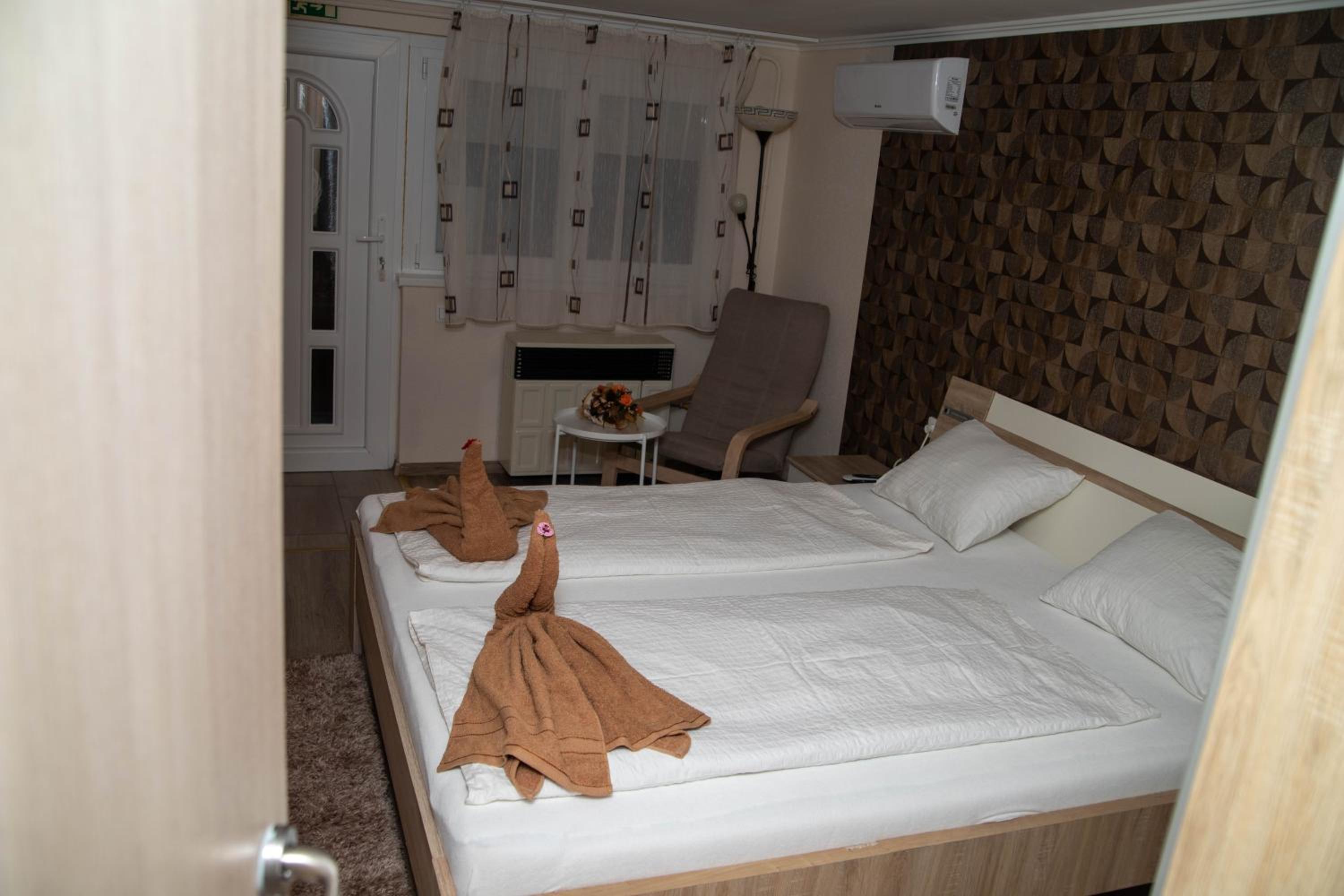 One-Bedroom Bungalow - Photo 2