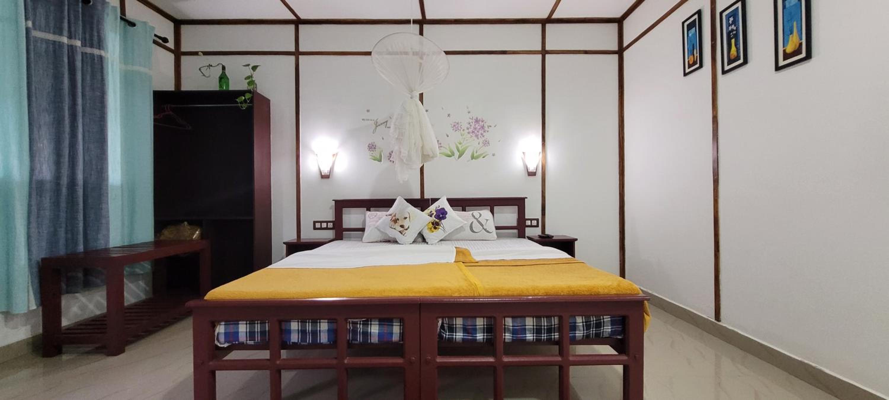 Deluxe Double Room with Balcony - Photo 9