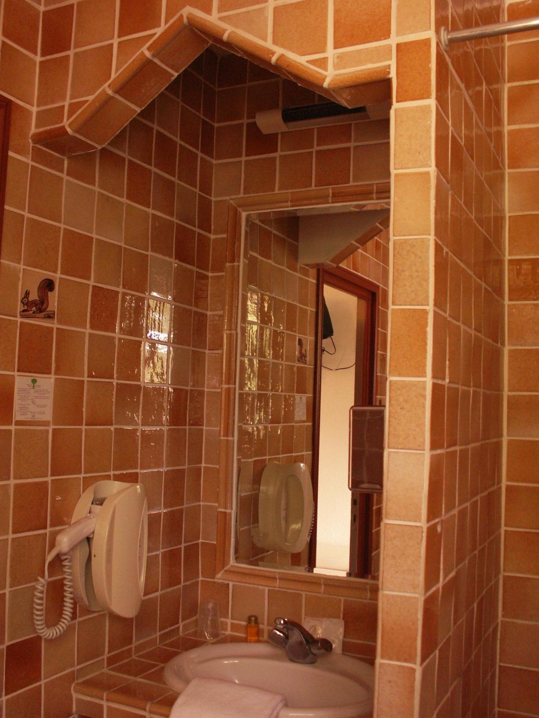 Standard Double Room - Photo 11