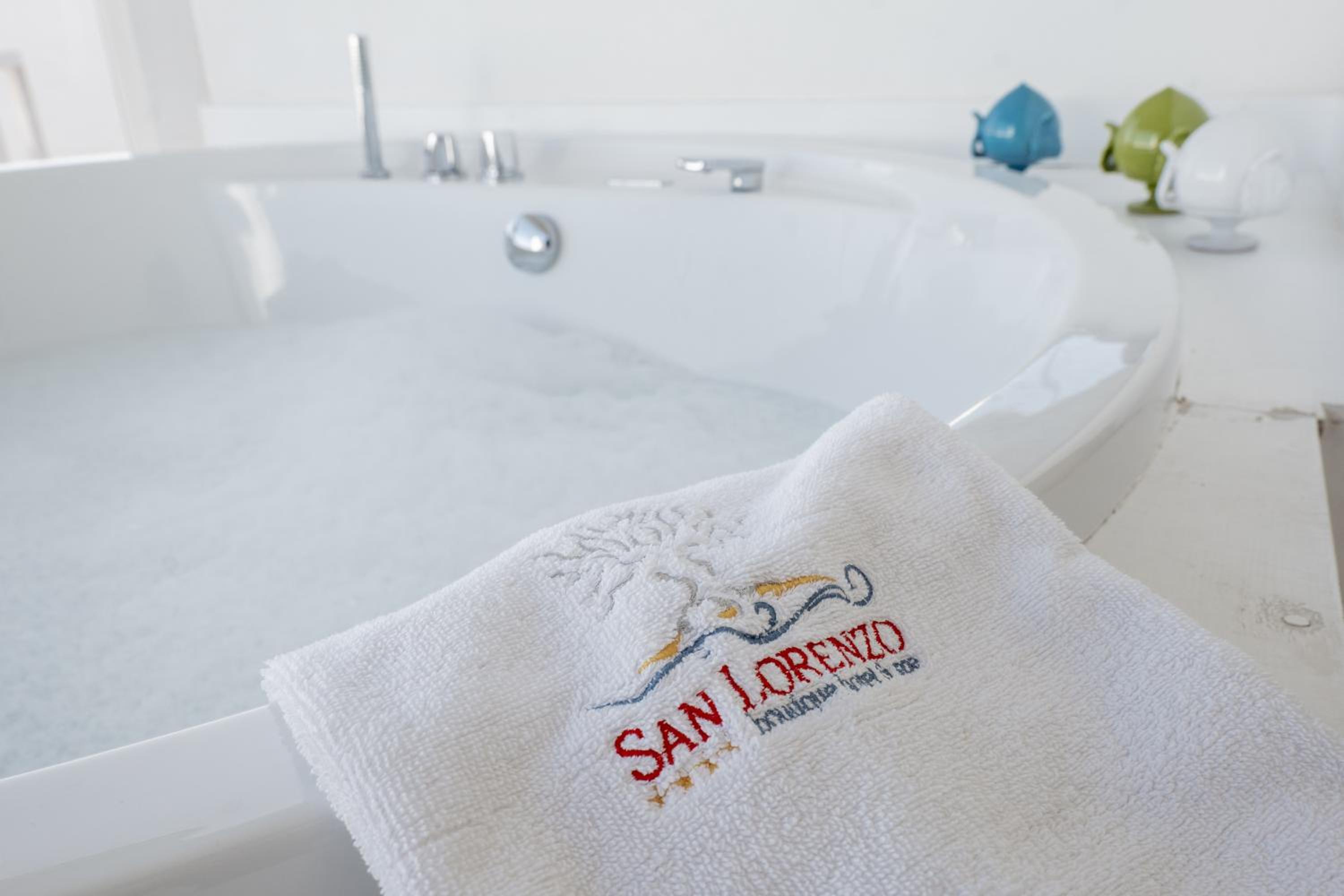 Suite with Spa Bath - Photo 11