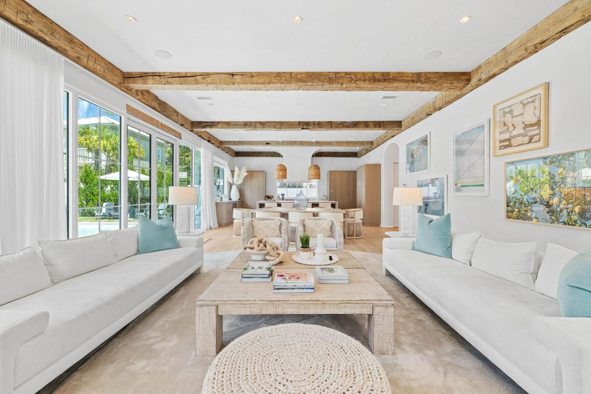 Five-Bedroom House photo 3