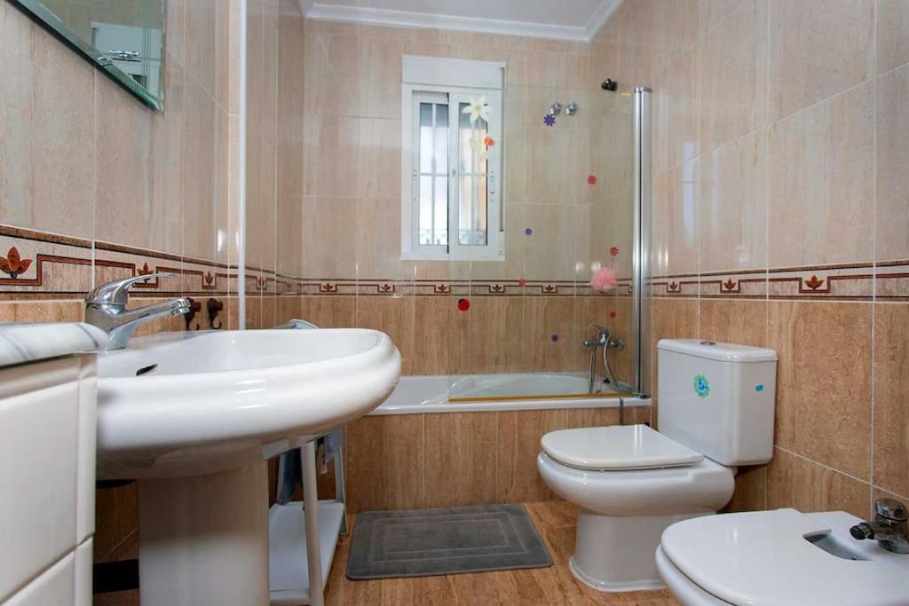 Three-Bedroom House photo 3