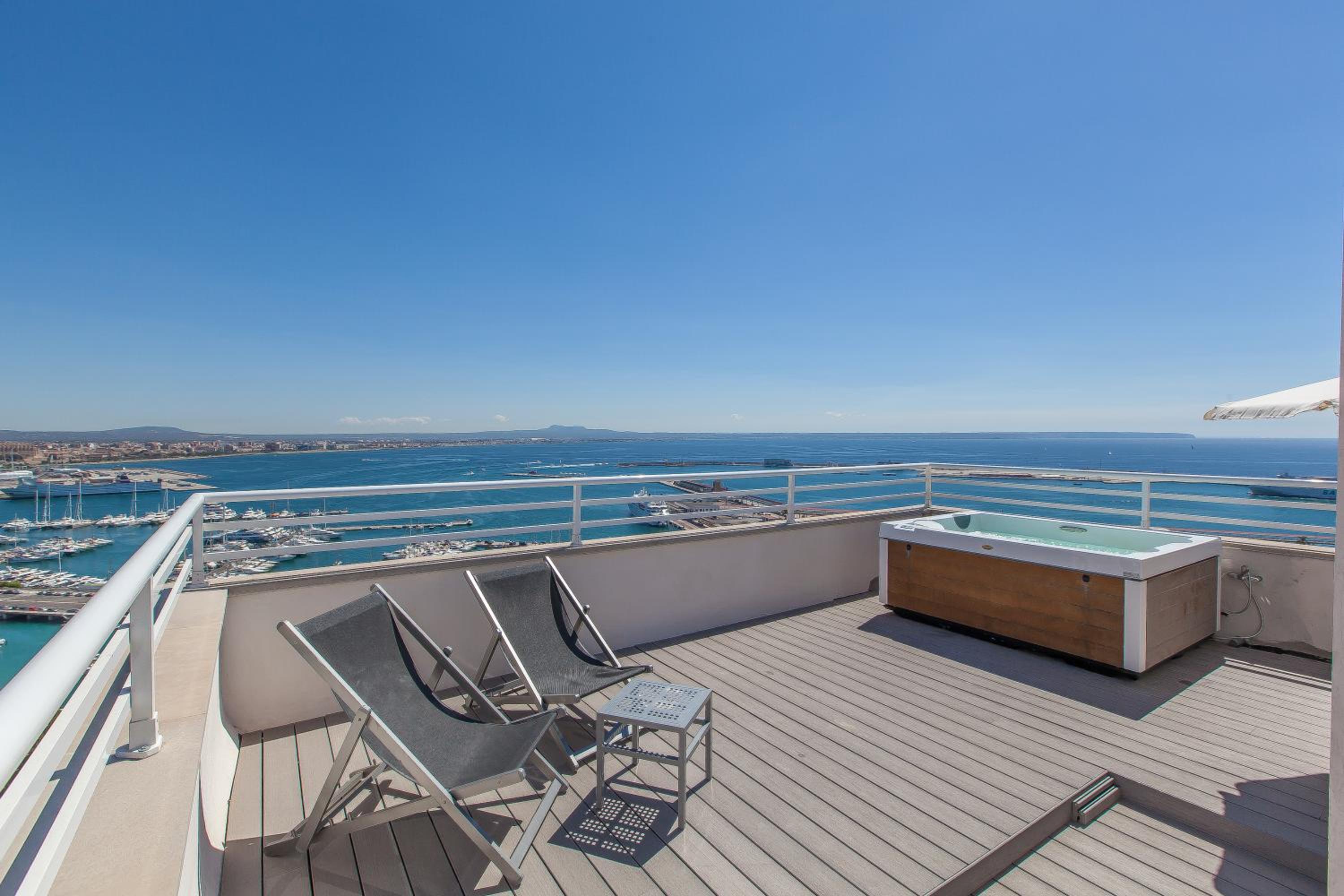 Deluxe Suite with Sea View thumbnail 5