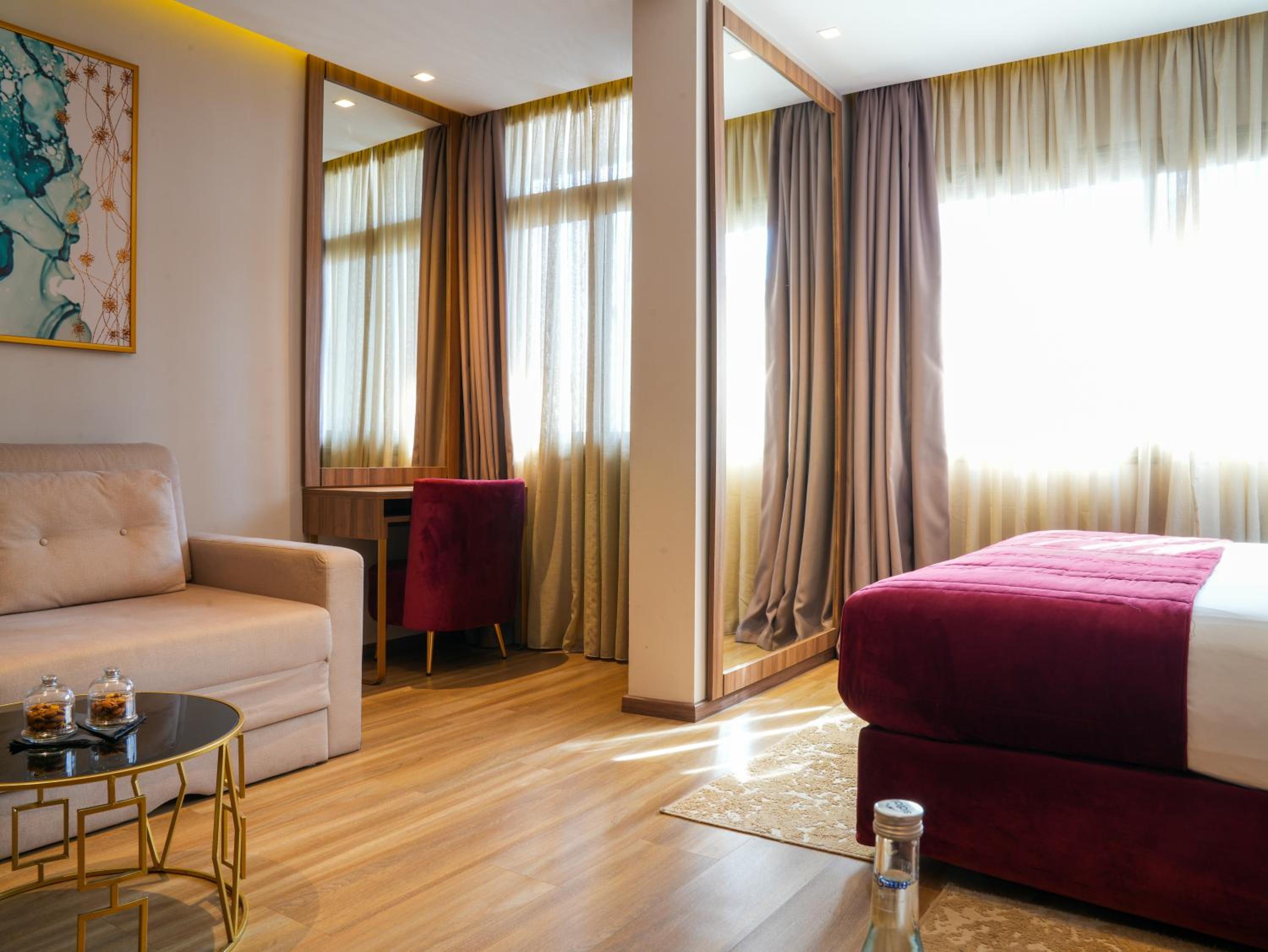 Superior Suite - Photo 6