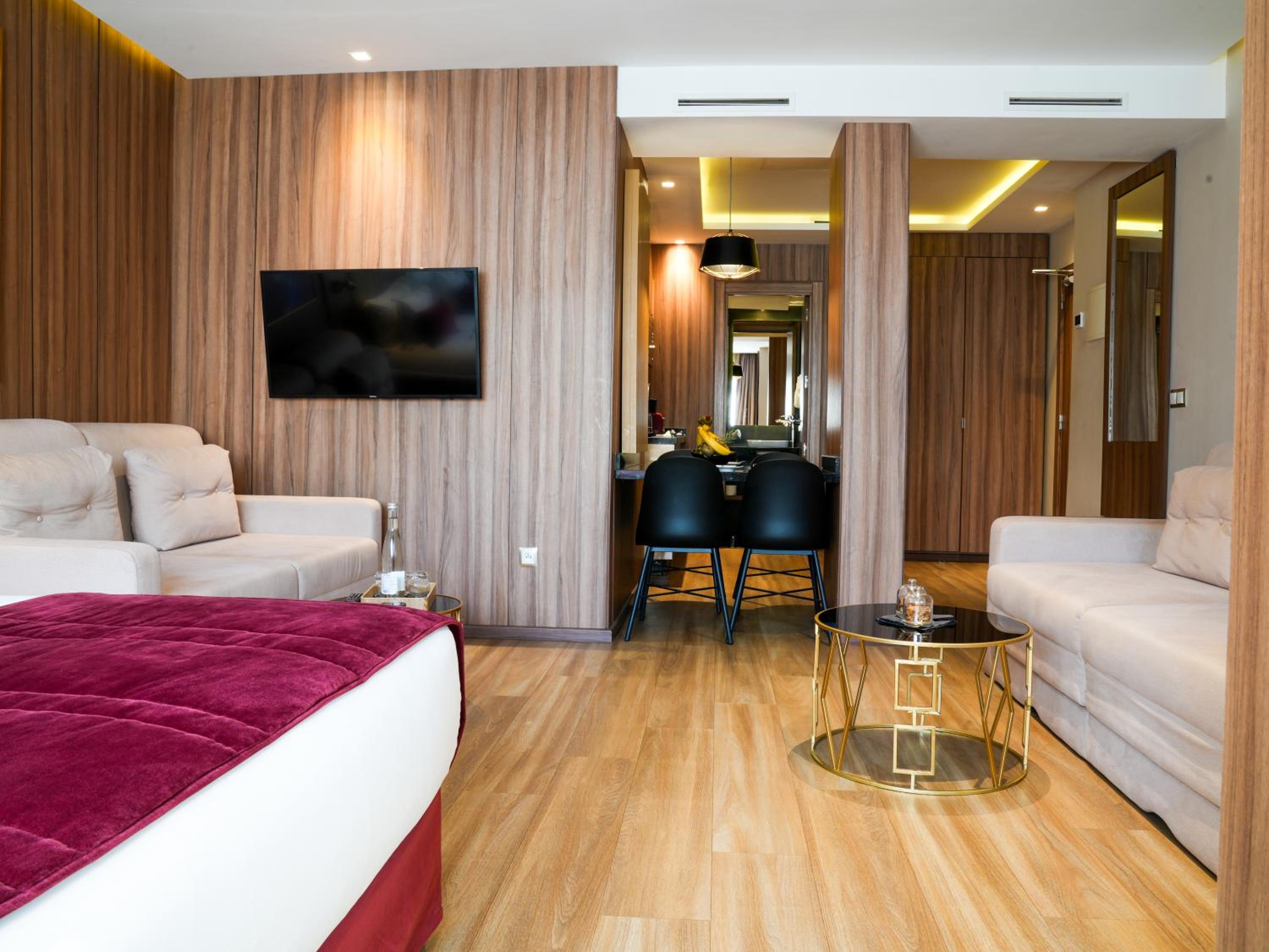 Superior Suite - Photo 9