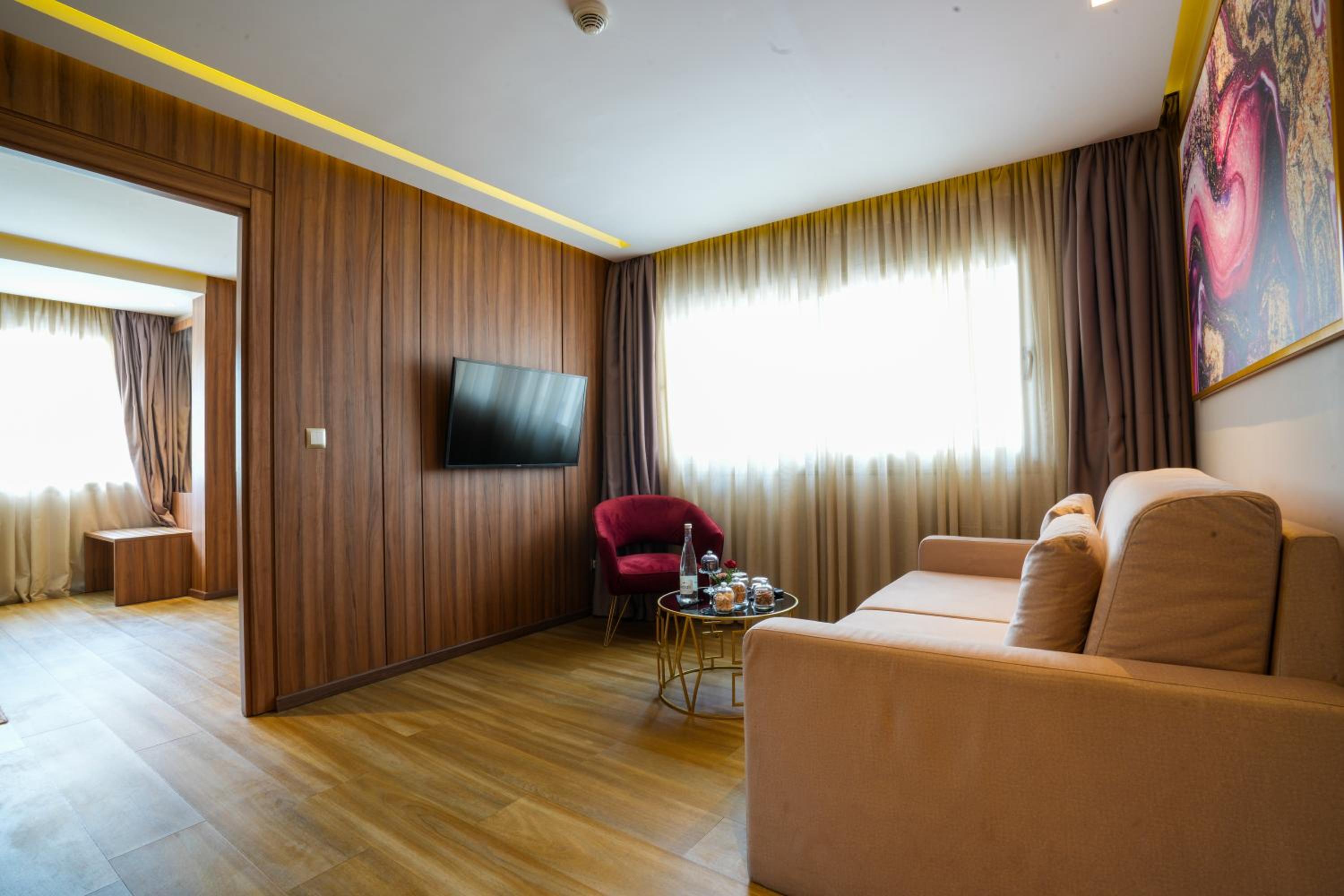 Executive Suite - Photo 14